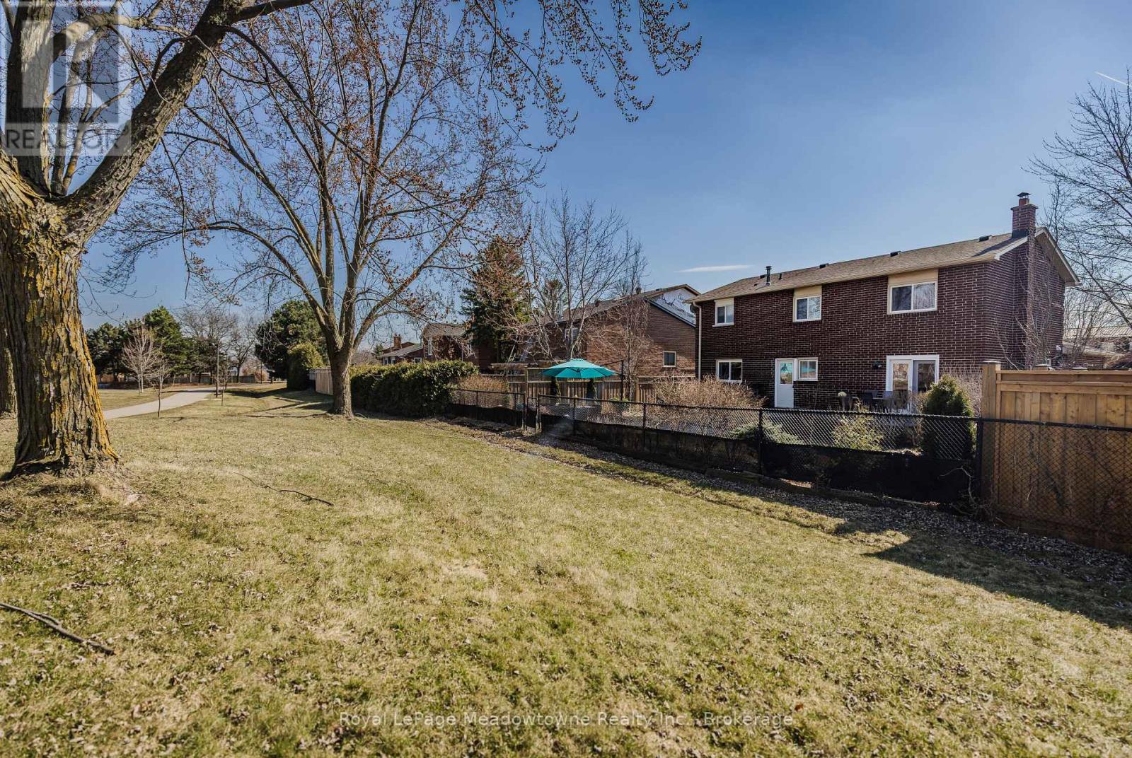 740 ROBERTSON CRESCENT - 50