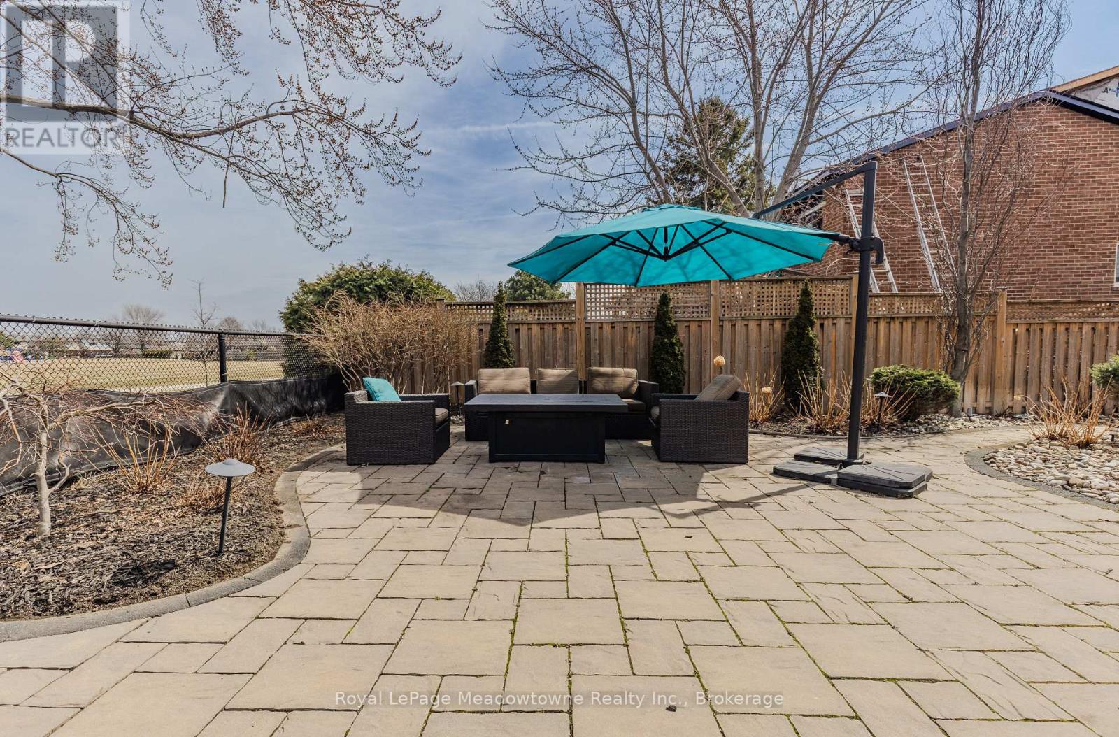 740 ROBERTSON CRESCENT - 6