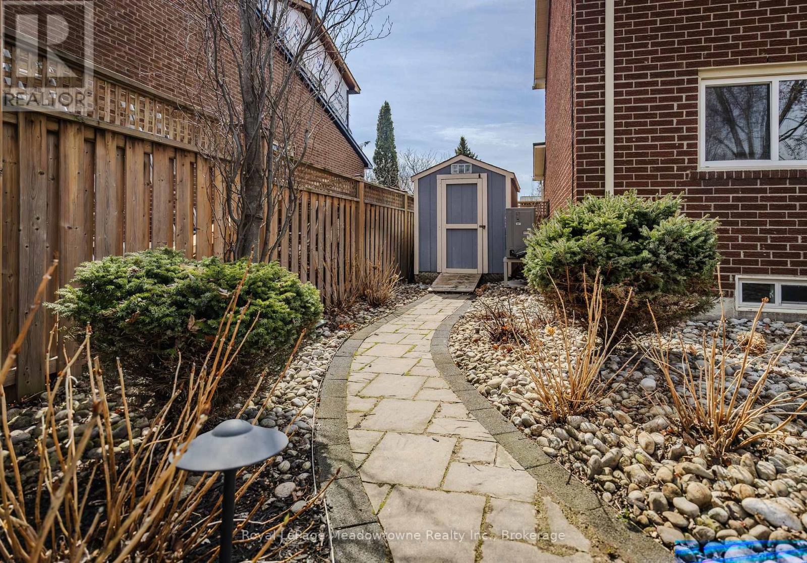 740 ROBERTSON CRESCENT - 7