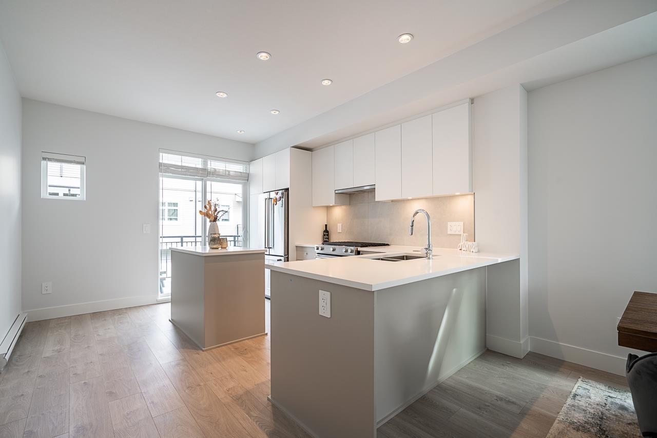 24 2070 OAK MEADOWS DRIVE, Surrey