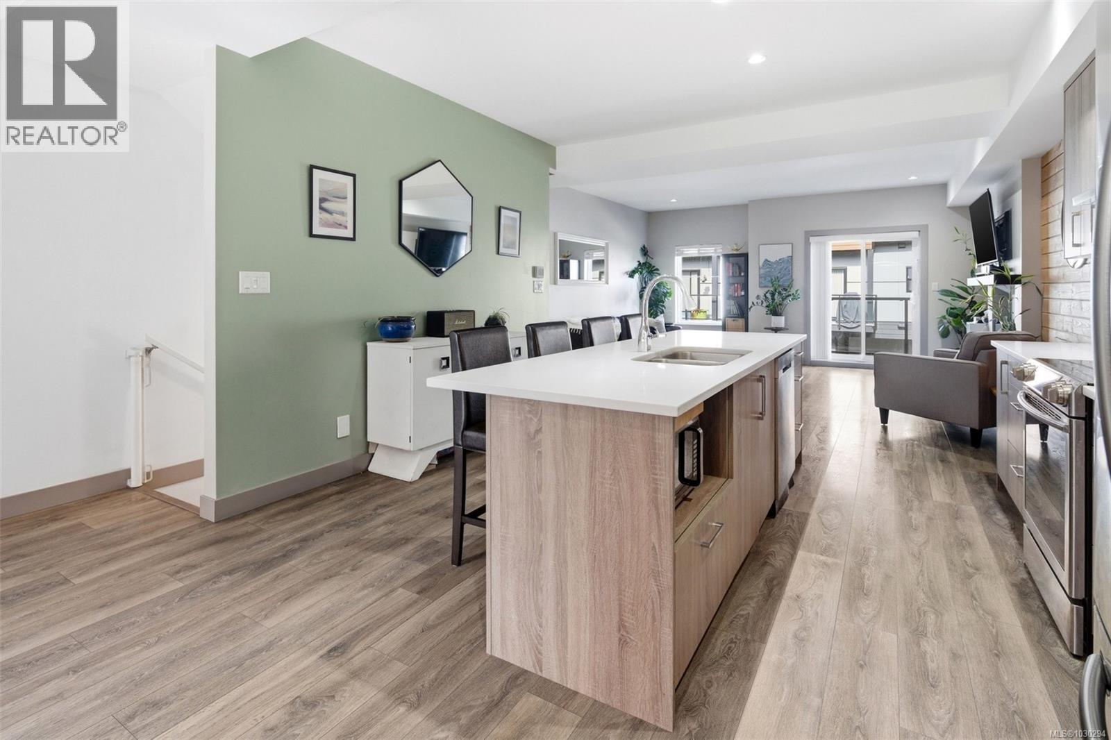 103 687 Strandlund Avenue, Langford