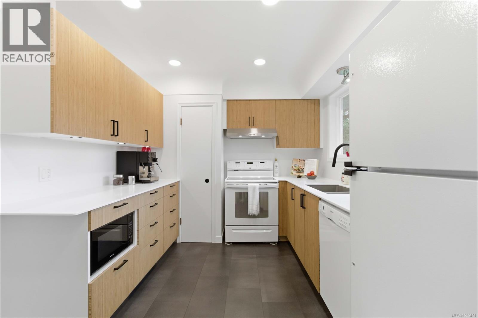  971-973 Lovat Avenue, Saanich