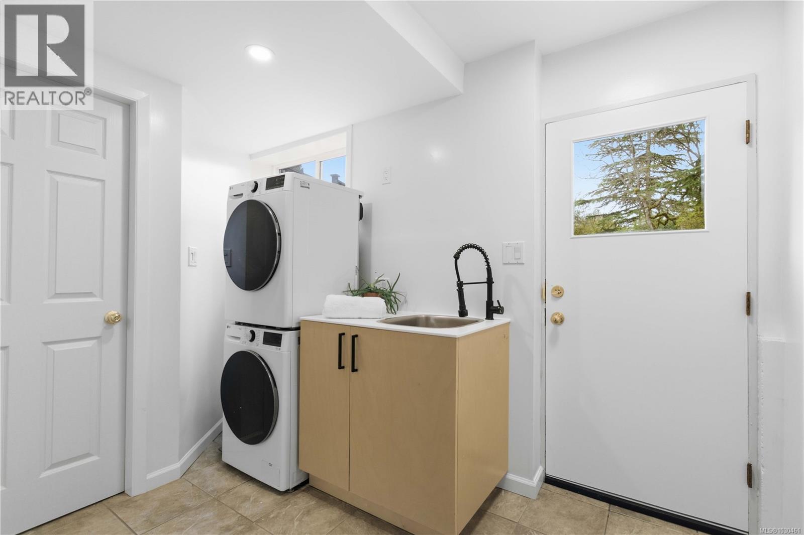  971-973 Lovat Avenue, Saanich