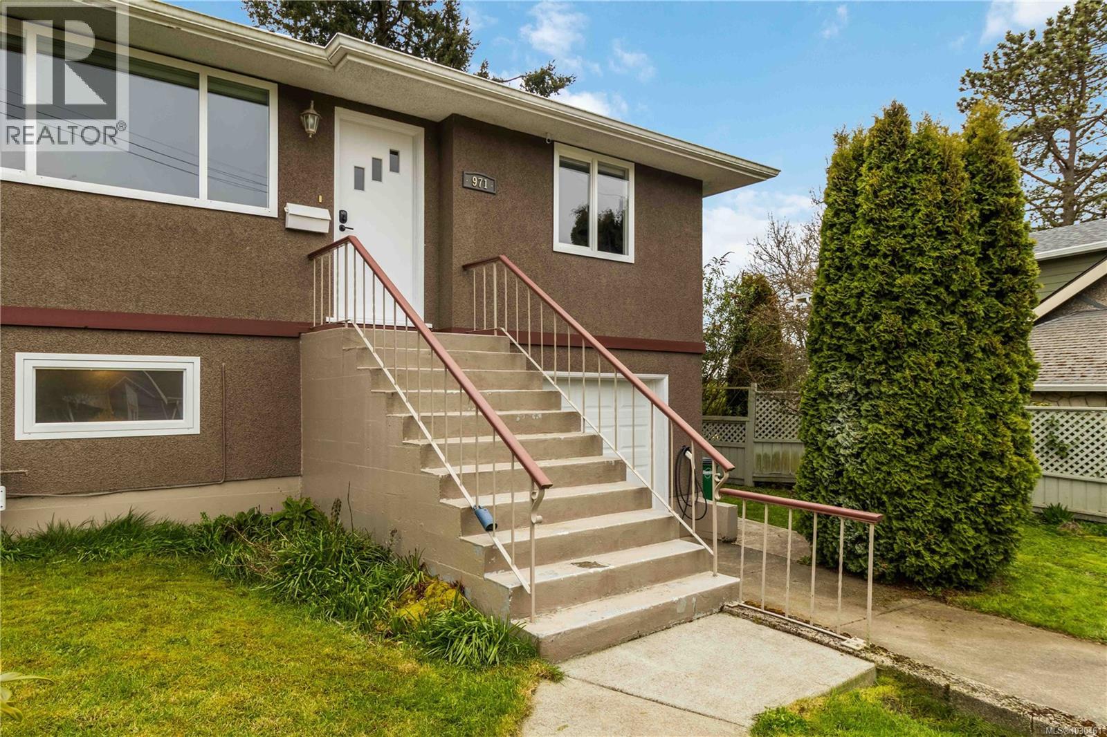  971-973 Lovat Avenue, Saanich