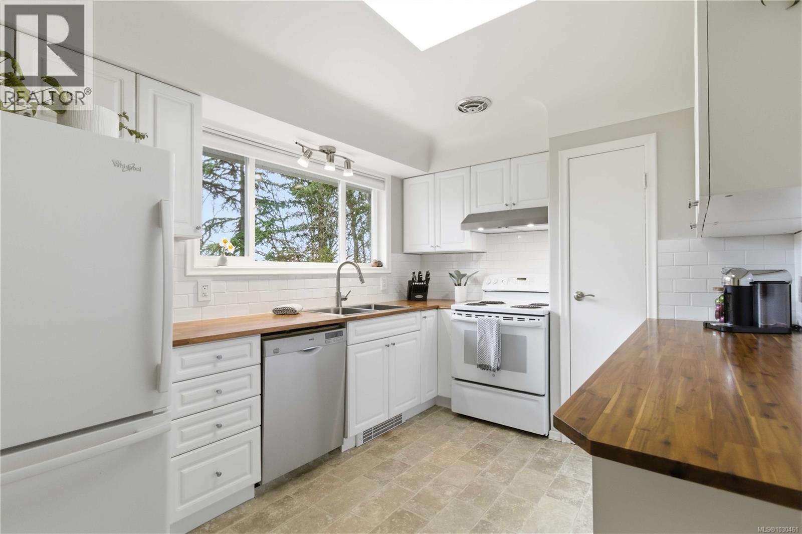  971-973 Lovat Avenue, Saanich