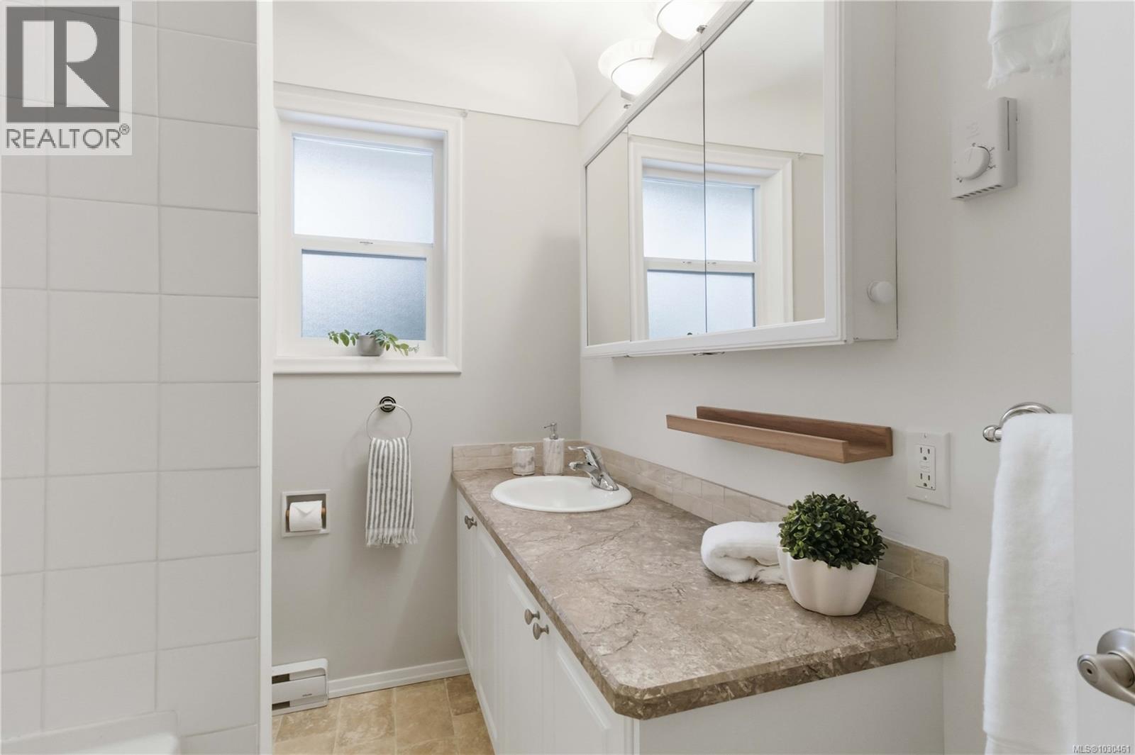  971-973 Lovat Avenue, Saanich