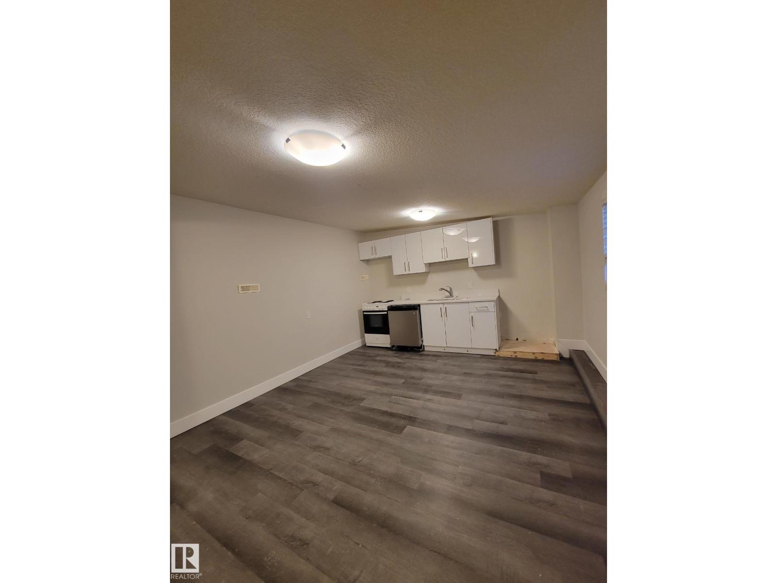 9131 83 AV NW - 18