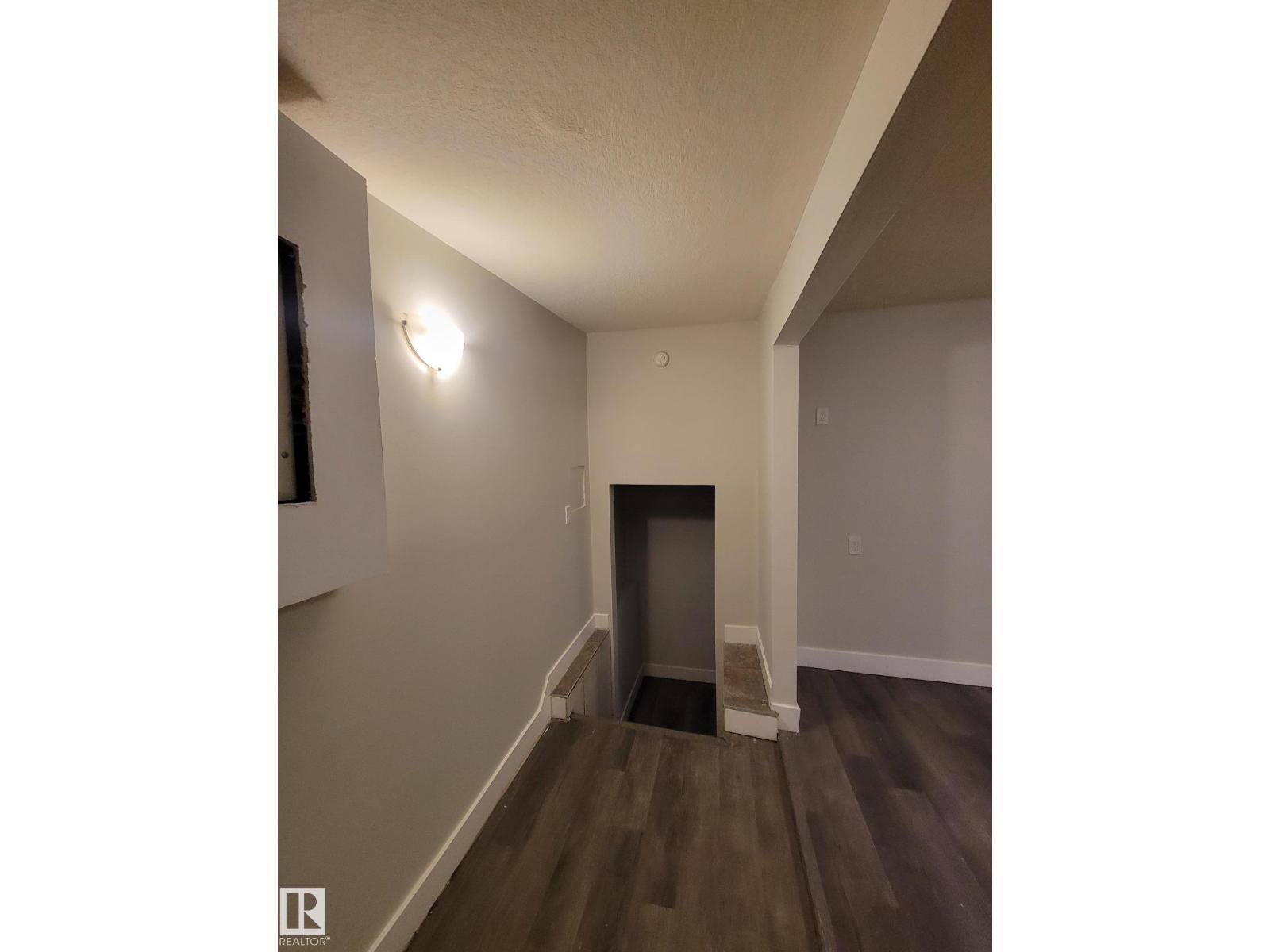 9131 83 AV NW - 19