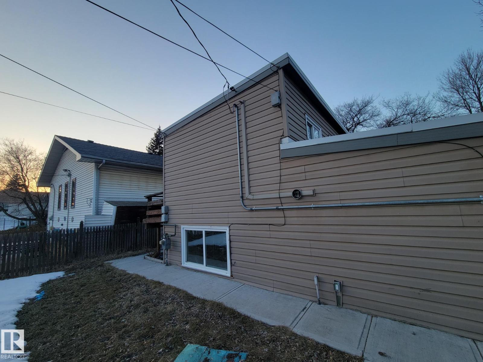 9131 83 AV NW - 26