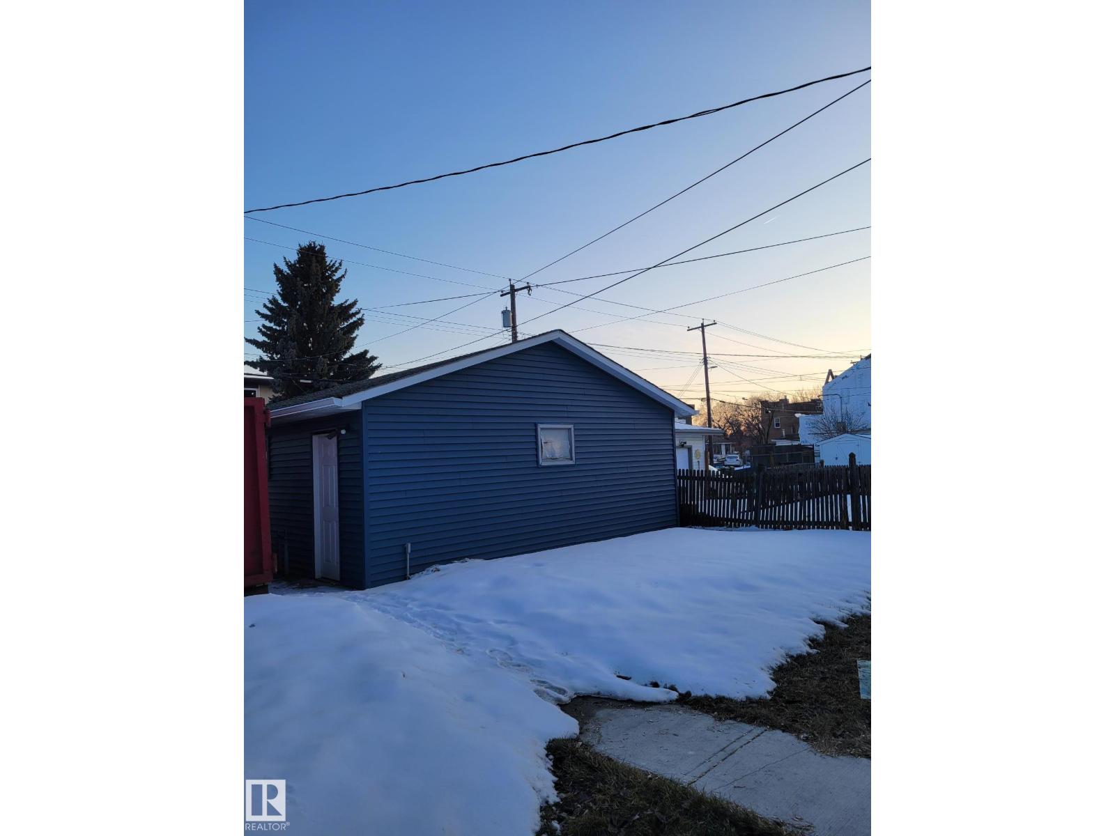 9131 83 AV NW - 27