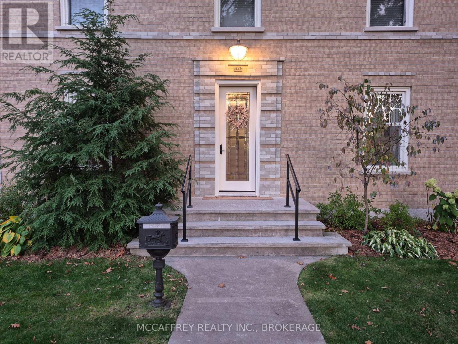 442 DUNDAS STREET W - 45