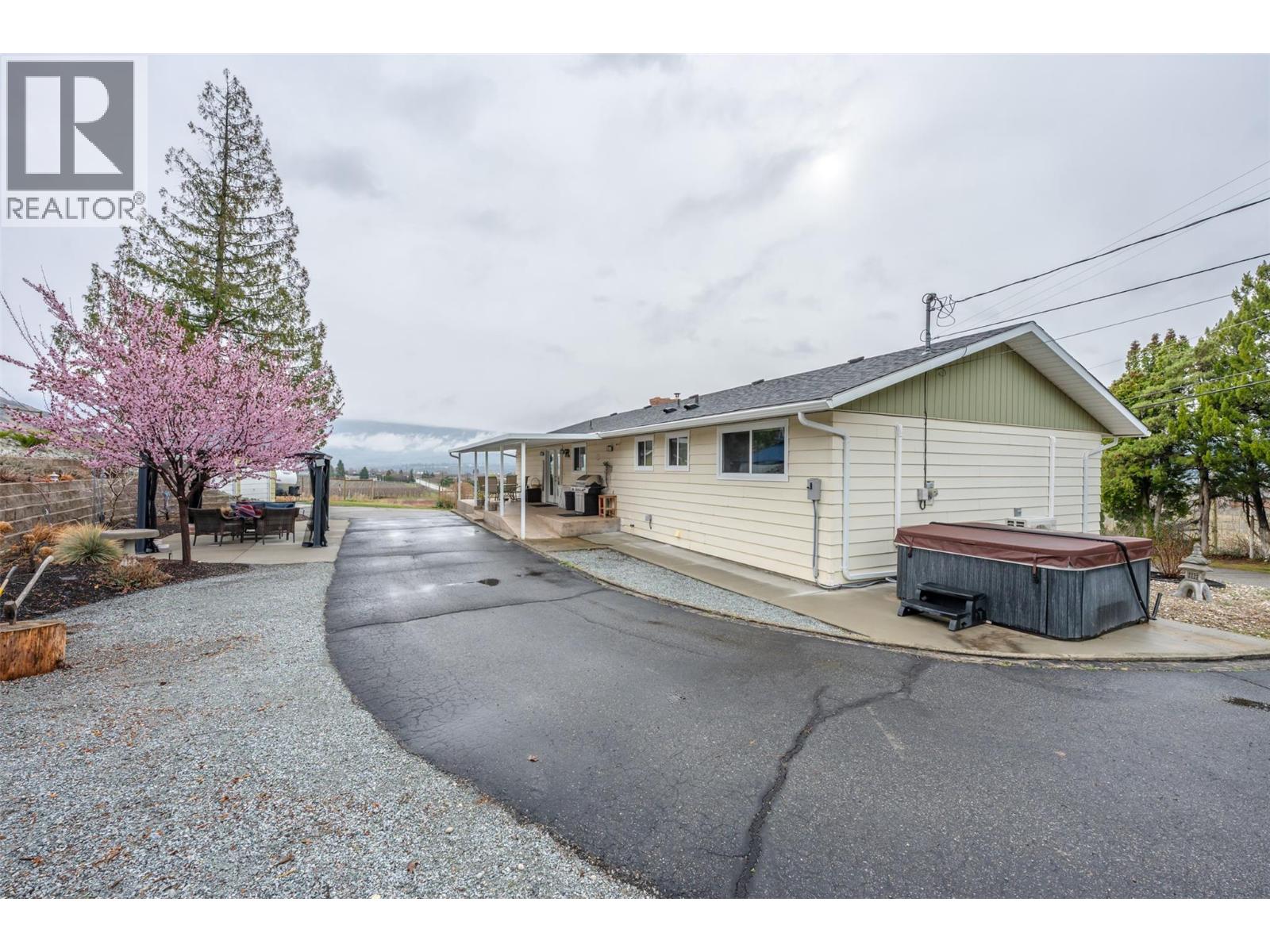 1418 FAIRVIEW Road, Oliver