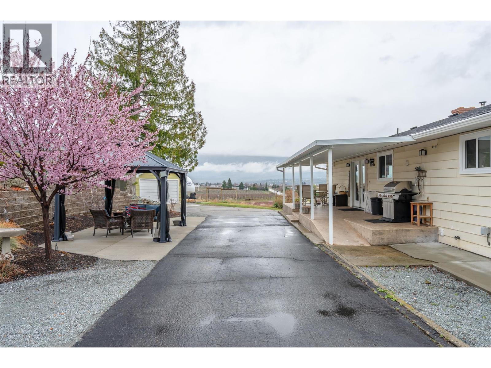 1418 FAIRVIEW Road, Oliver