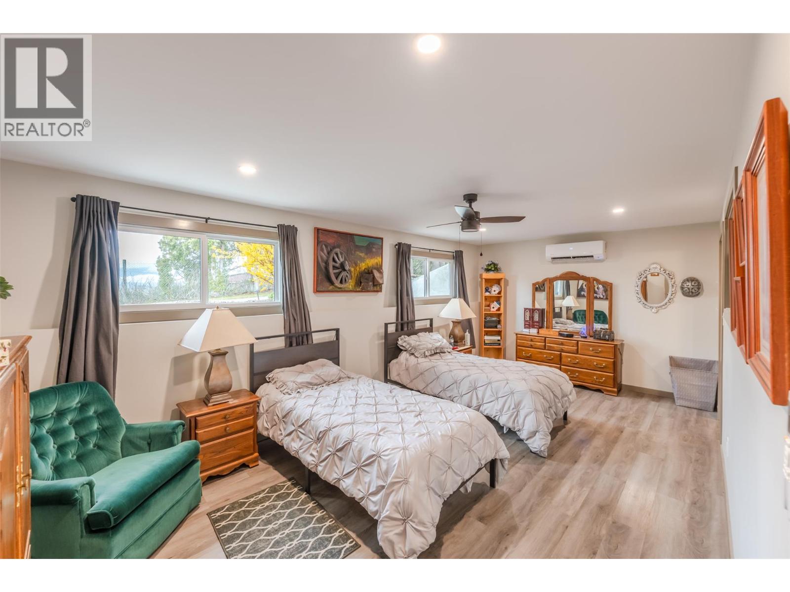 1418 FAIRVIEW Road, Oliver