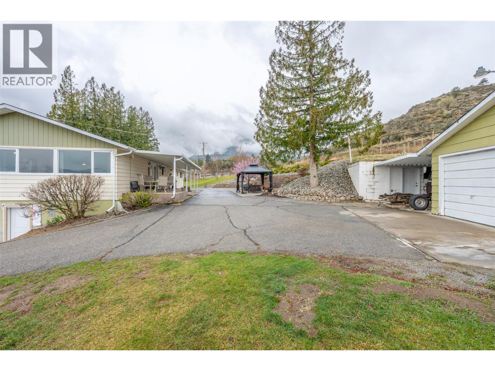 1418 FAIRVIEW Road, Oliver