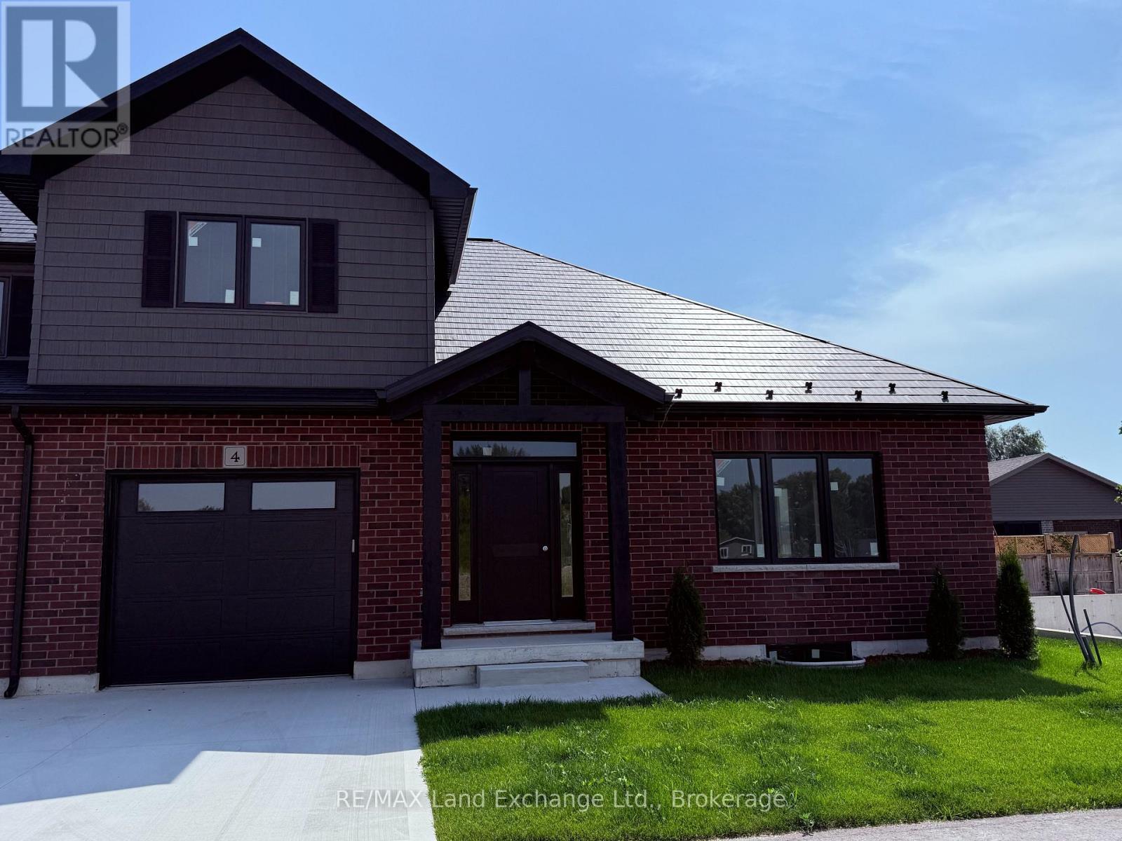 #UNIT 4 8 GOLF LINKS ROAD - 1