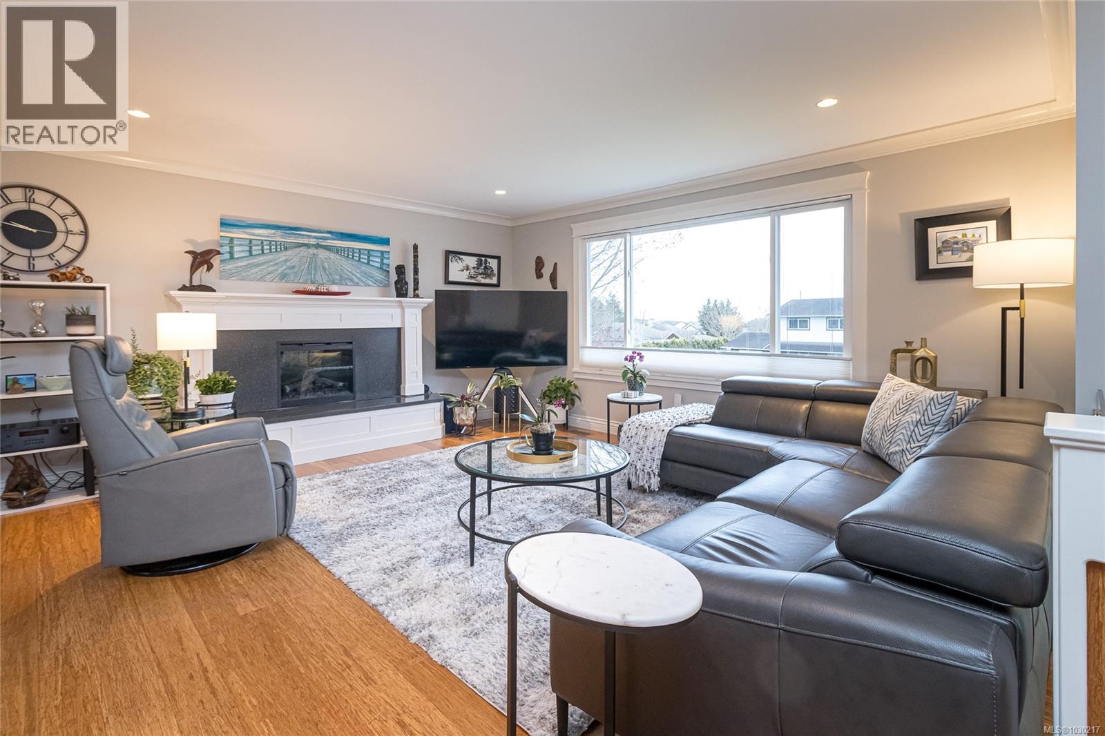 1894 SEABOARD CRES - Image 2