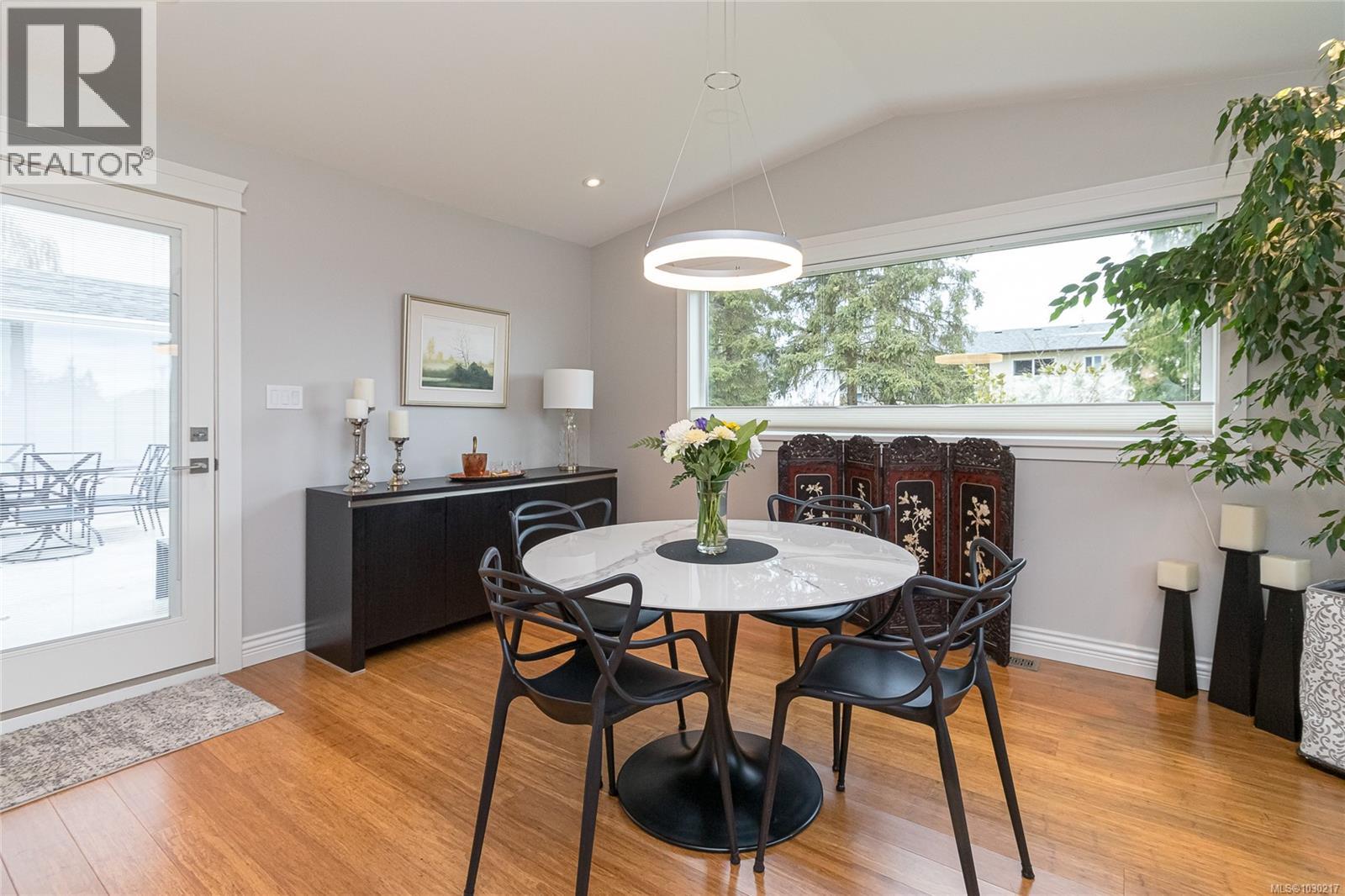 1894 SEABOARD CRES - 4