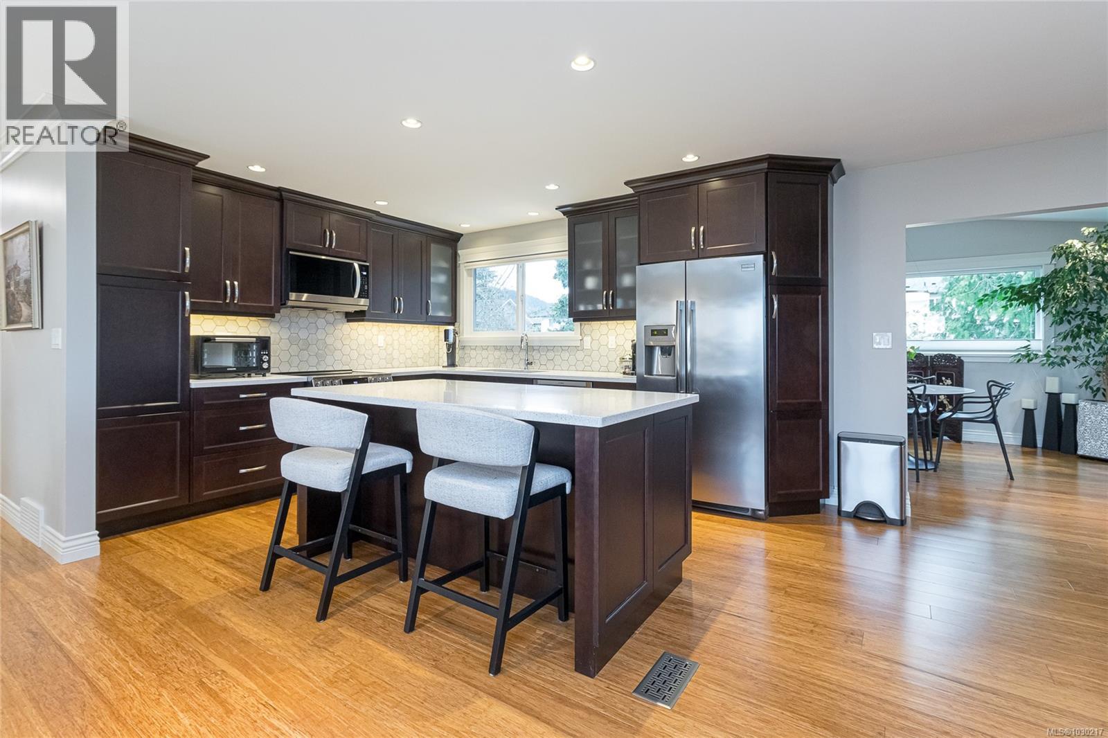 1894 SEABOARD CRES - 5