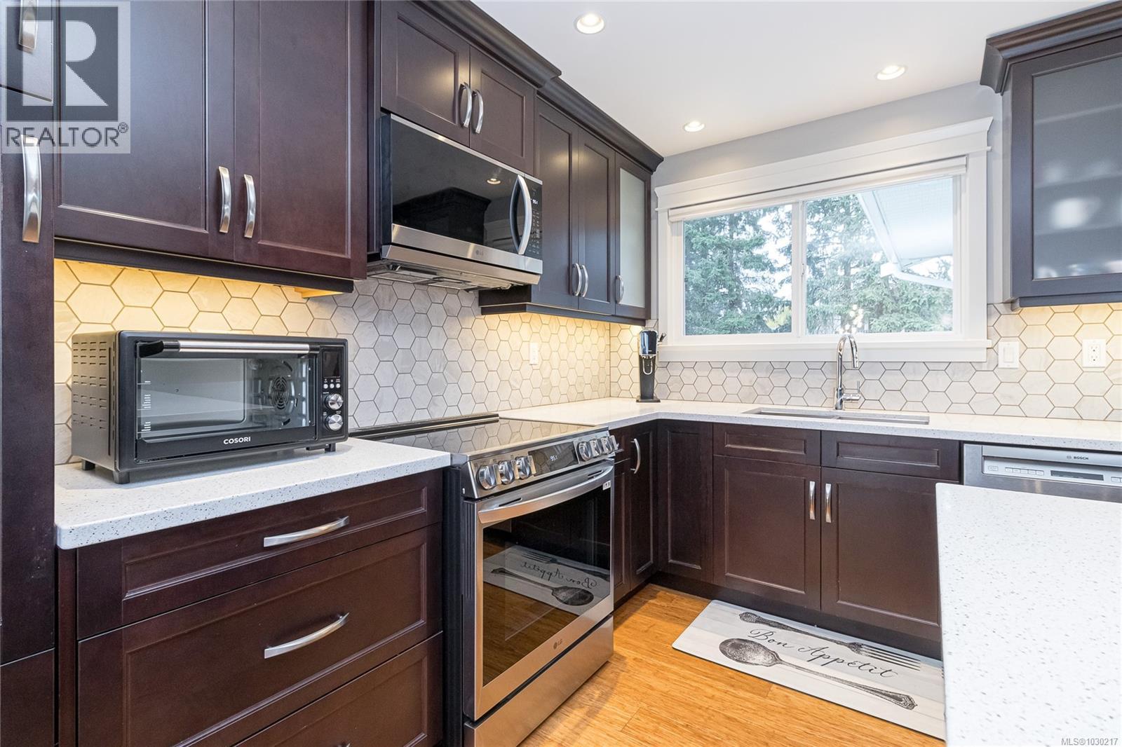 1894 SEABOARD CRES - 6