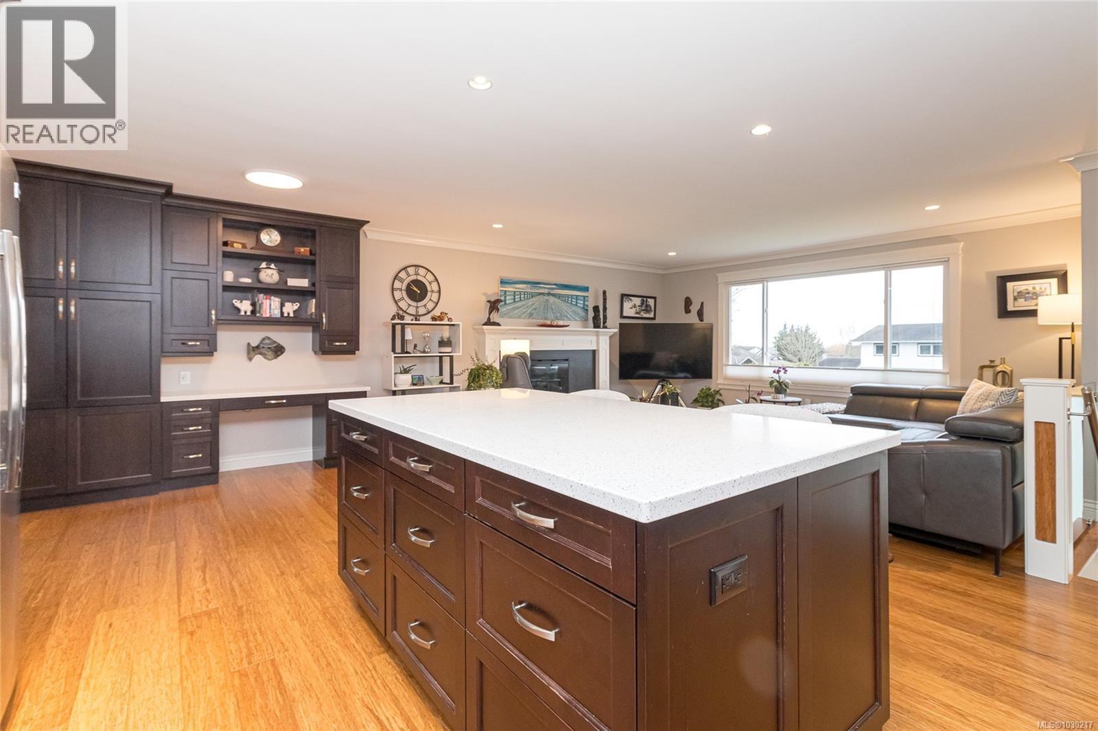 1894 SEABOARD CRES - 7