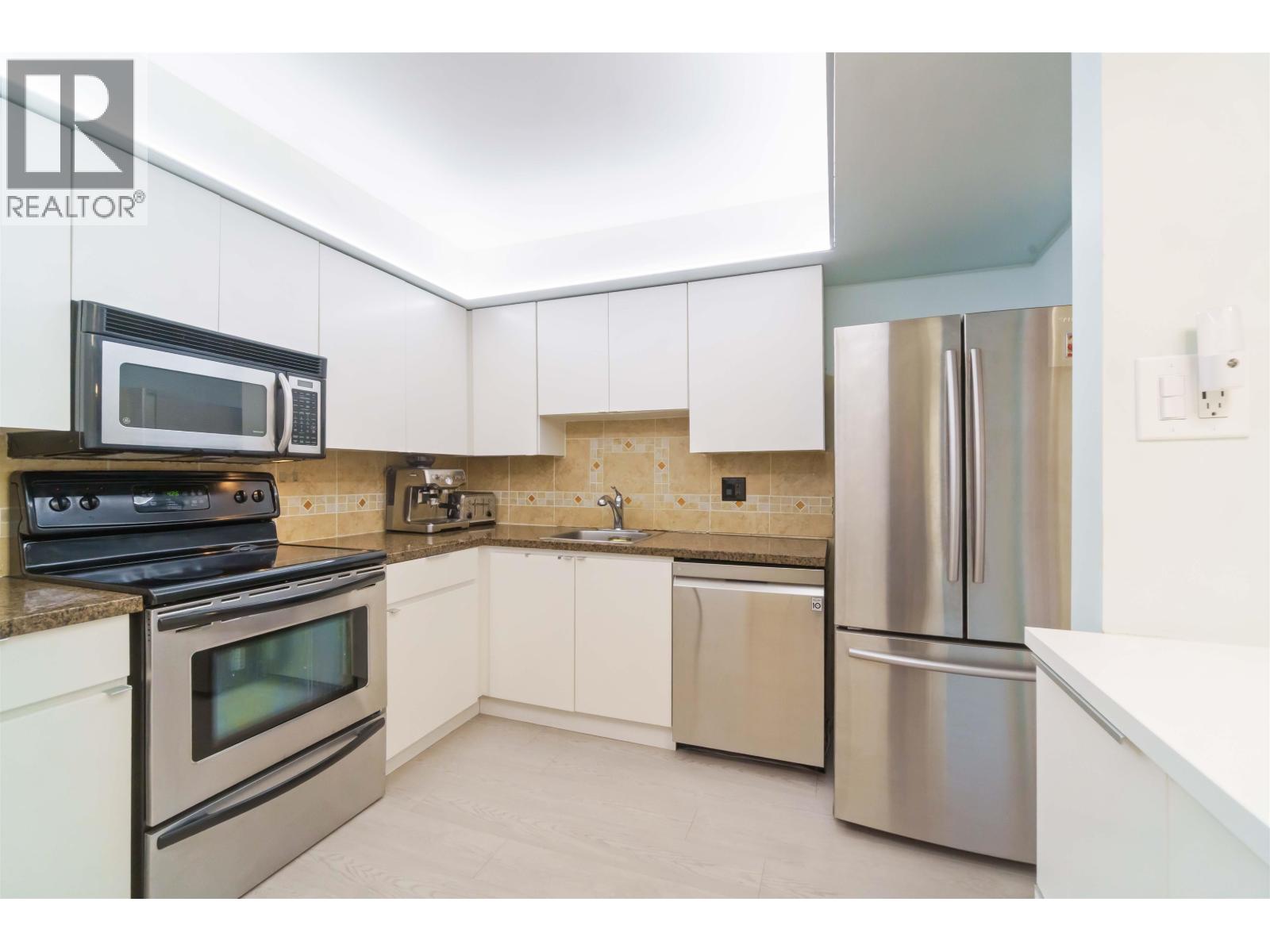 206 1340 DUCHESS AVENUE, West Vancouver