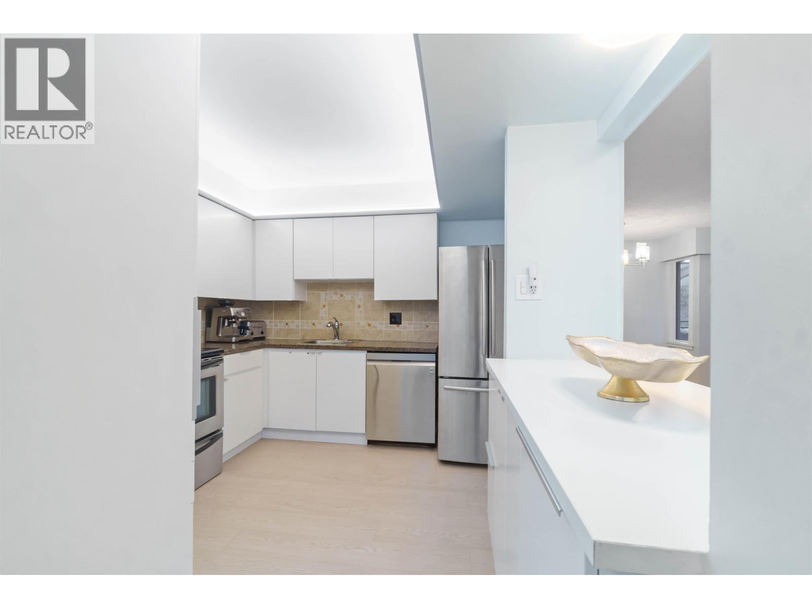 206 1340 DUCHESS AVENUE, West Vancouver