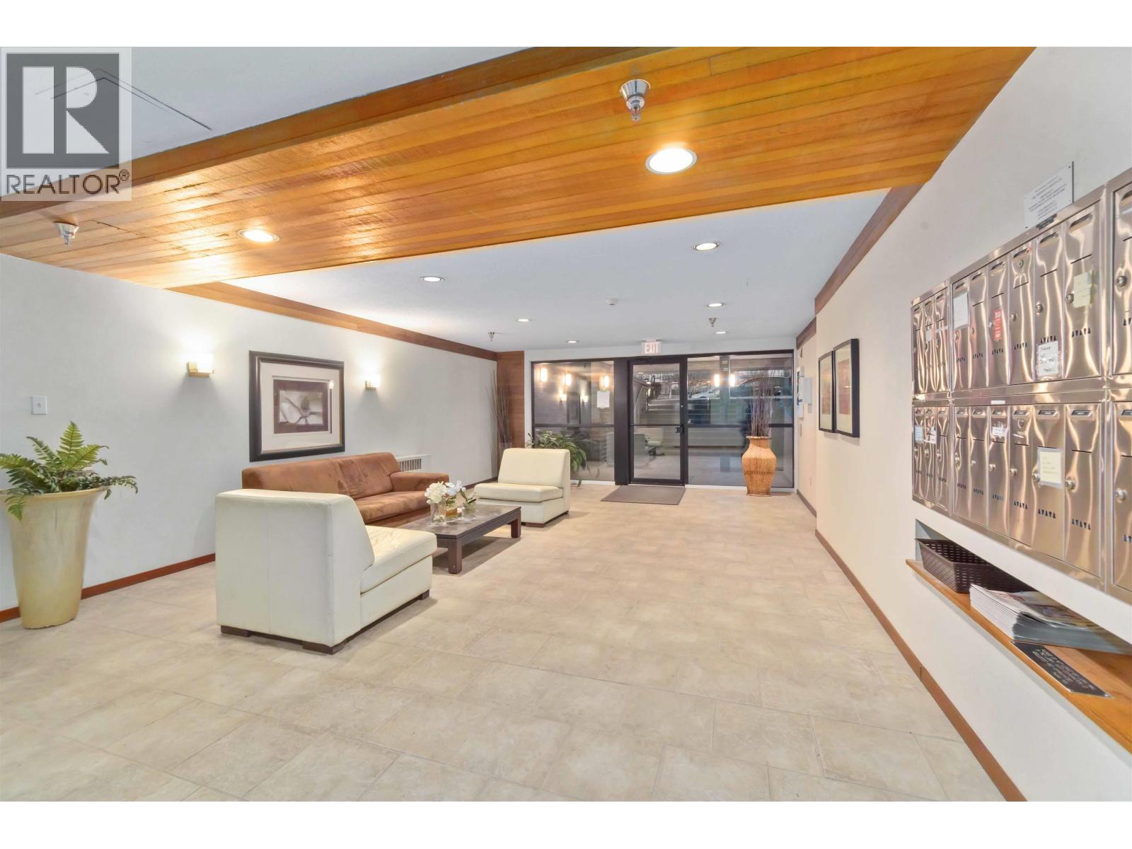 206 1340 DUCHESS AVENUE, West Vancouver