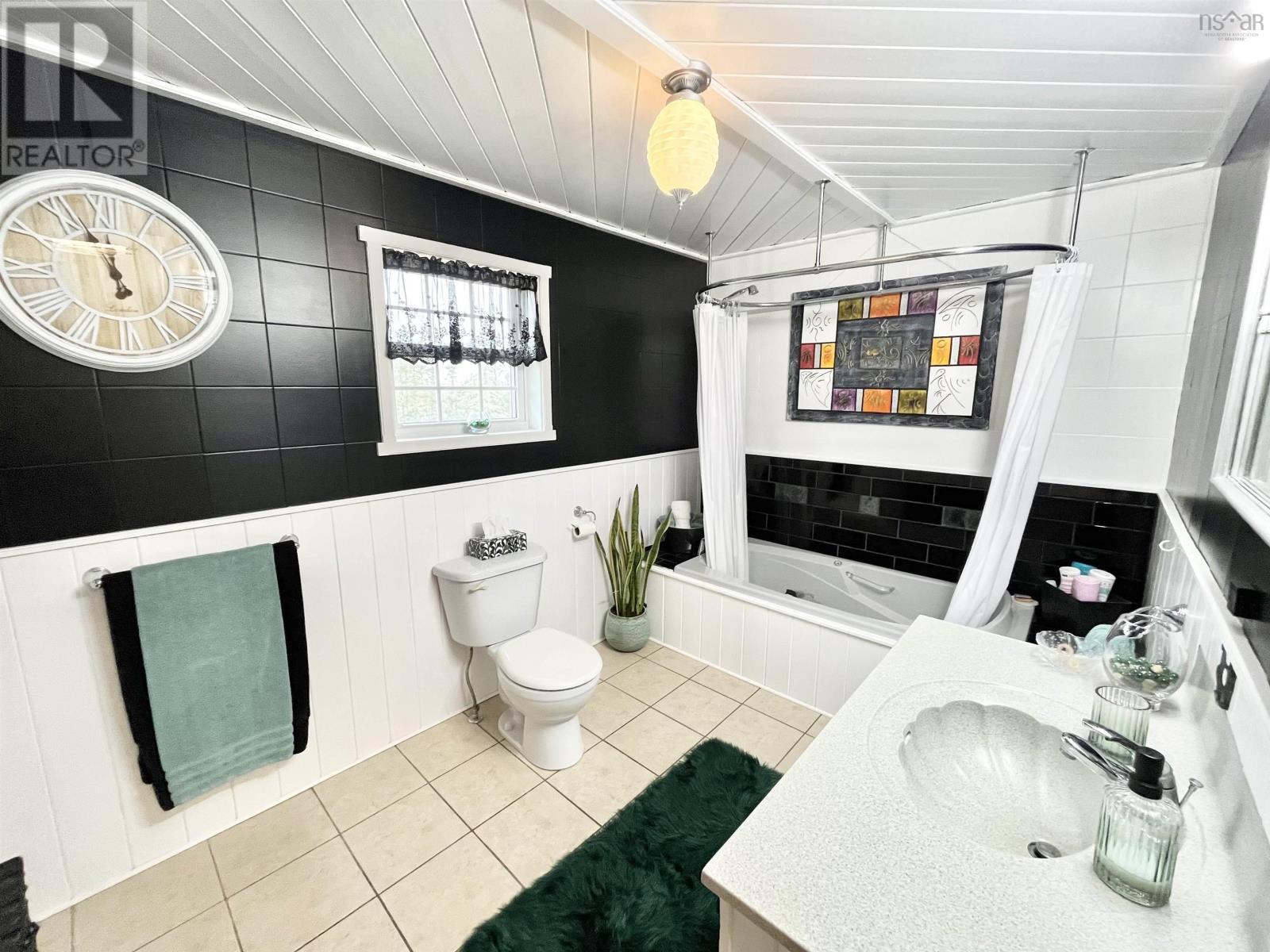 Property 28 of 48 of 472 Centreville South Side Road