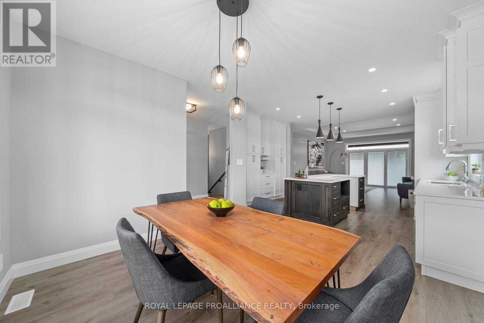 5 MACKENZIE JOHN CRESCENT - 12