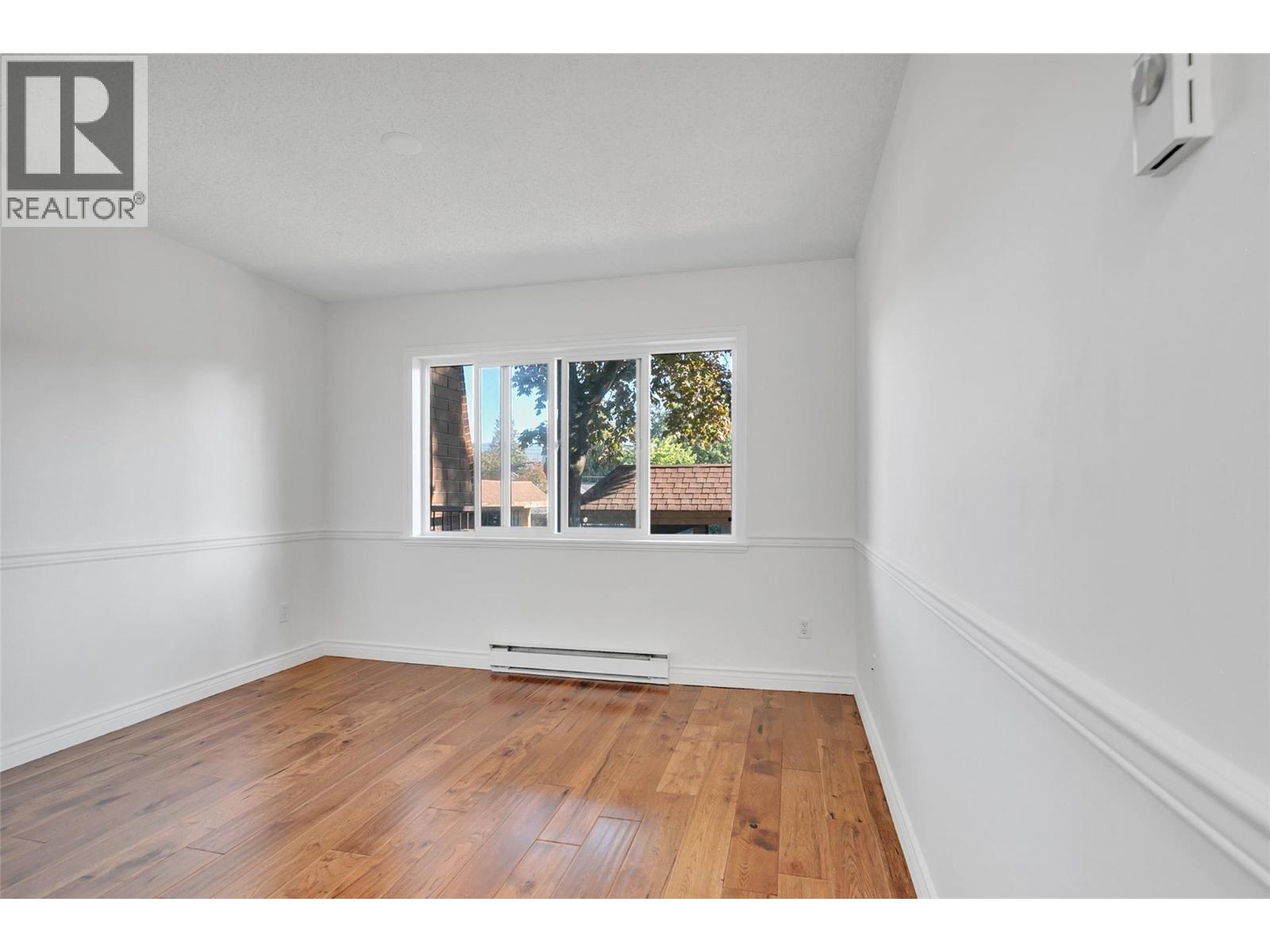 206 983 Bernard Avenue, Kelowna