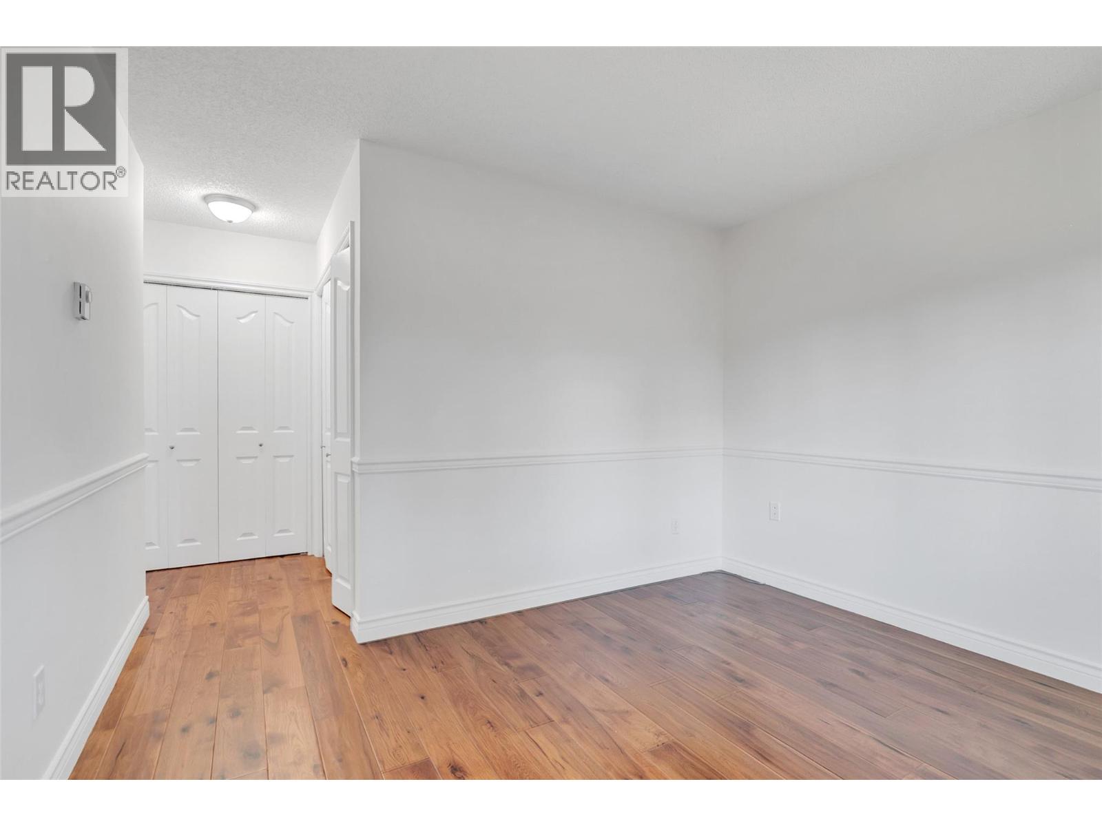 206 983 Bernard Avenue, Kelowna