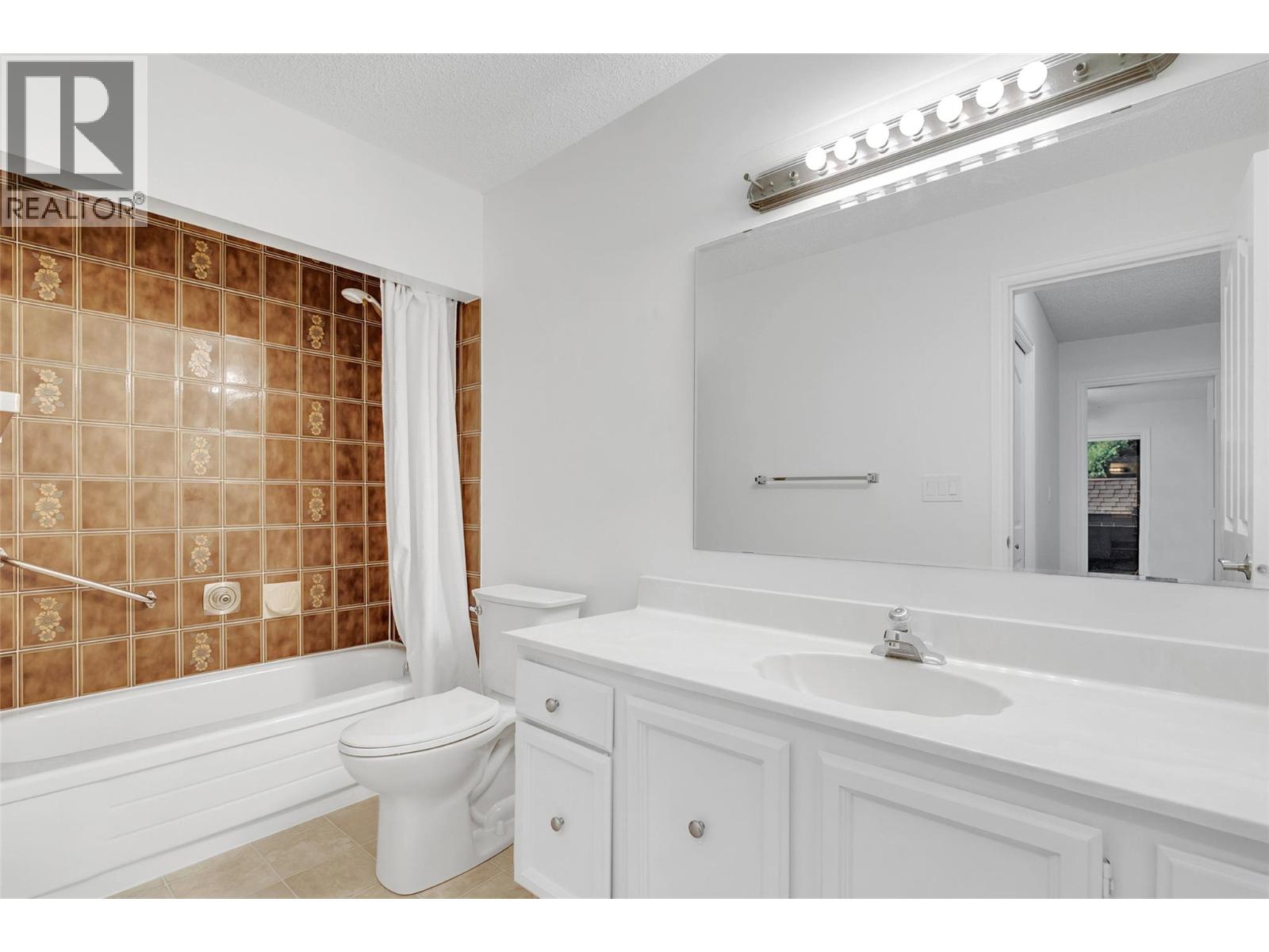 206 983 Bernard Avenue, Kelowna