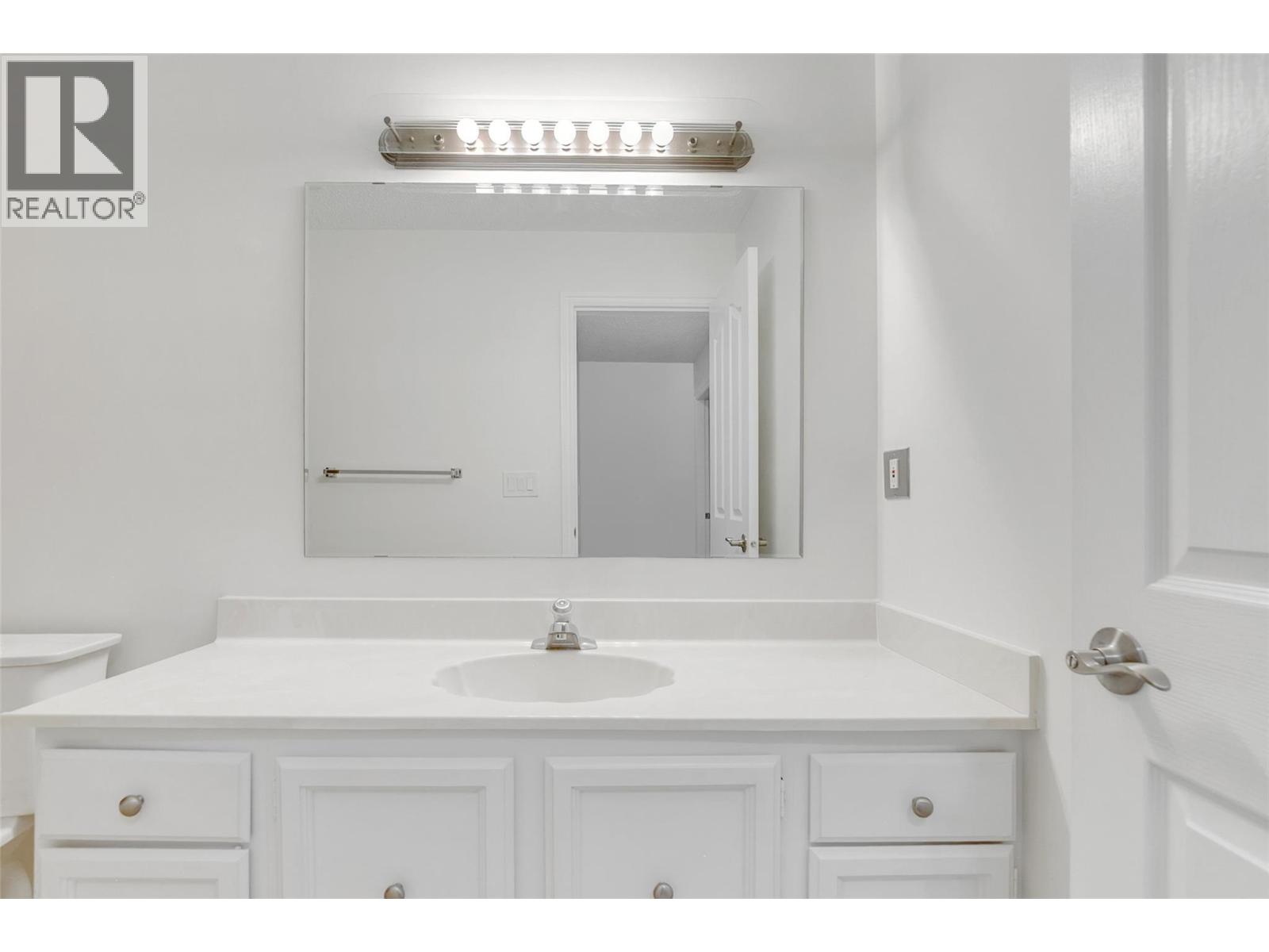 206 983 Bernard Avenue, Kelowna