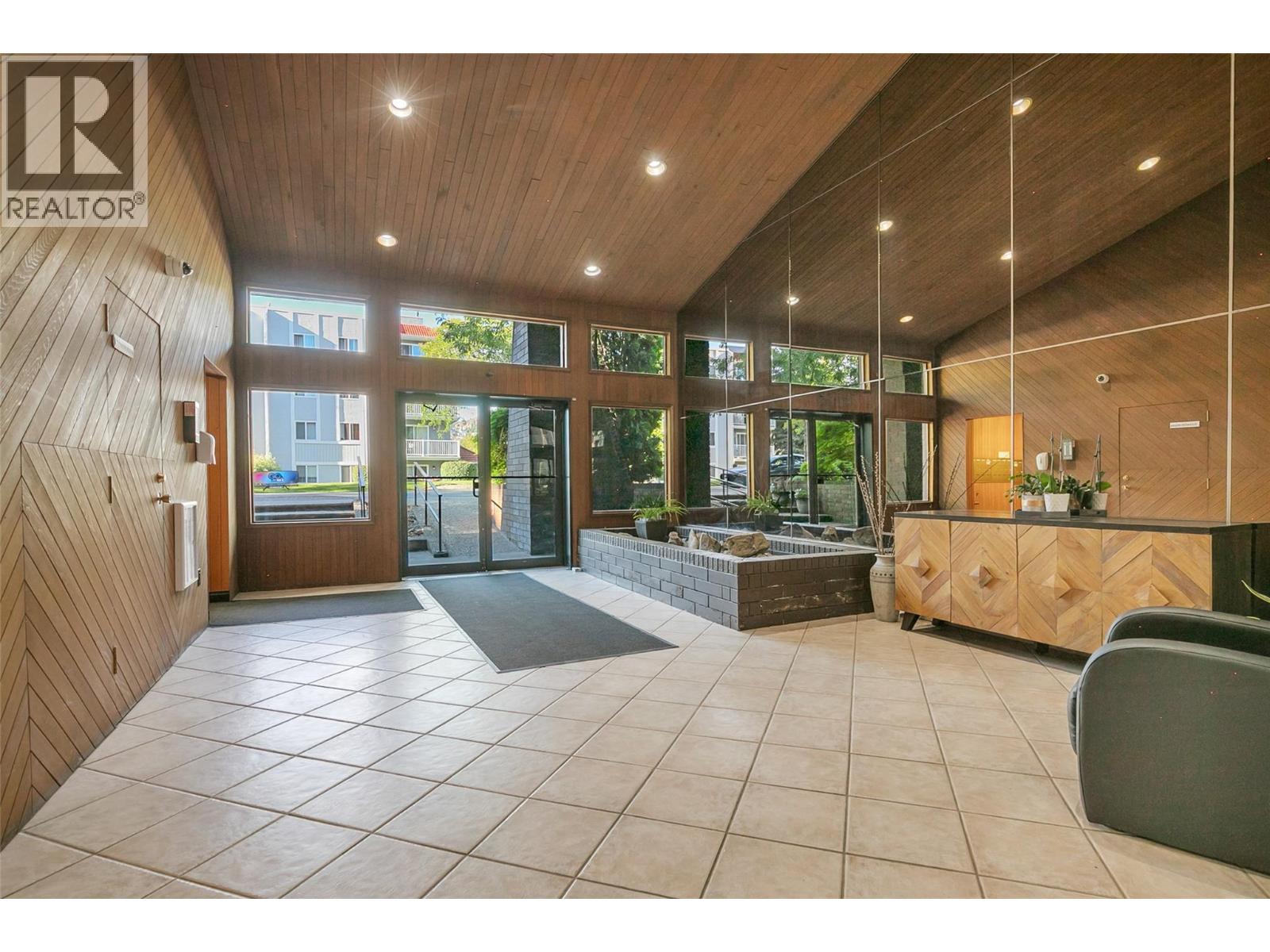 206 983 Bernard Avenue, Kelowna