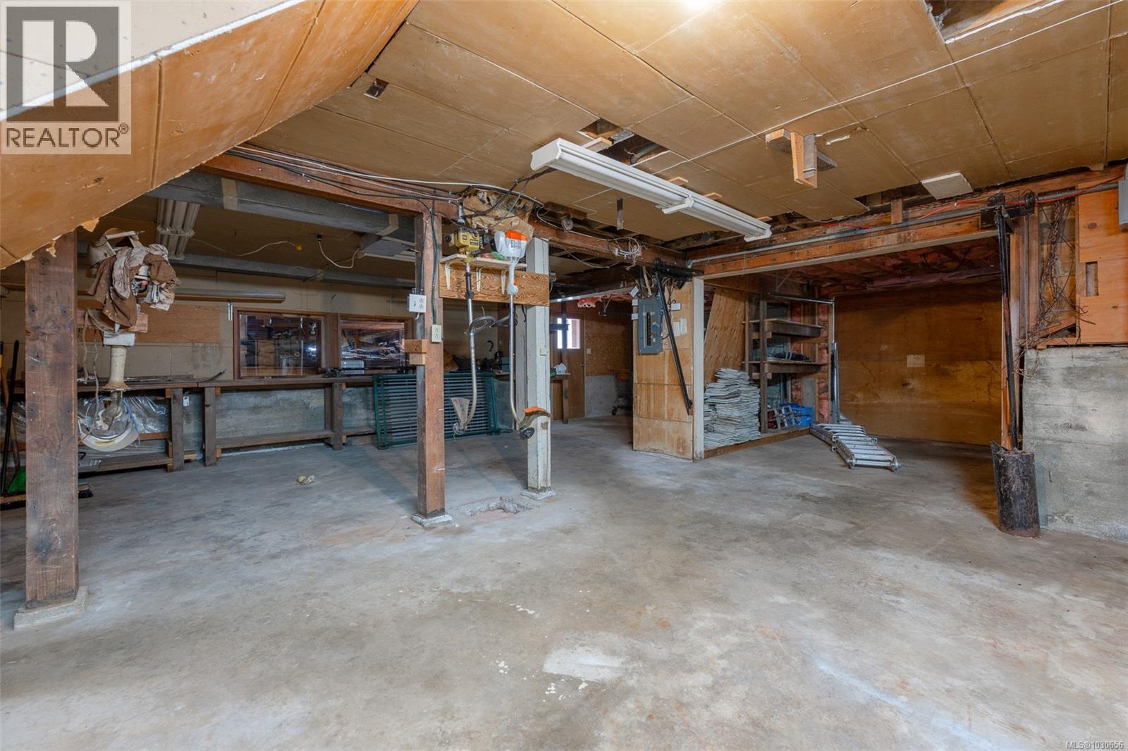 1850 ALBERNI HWY - 38