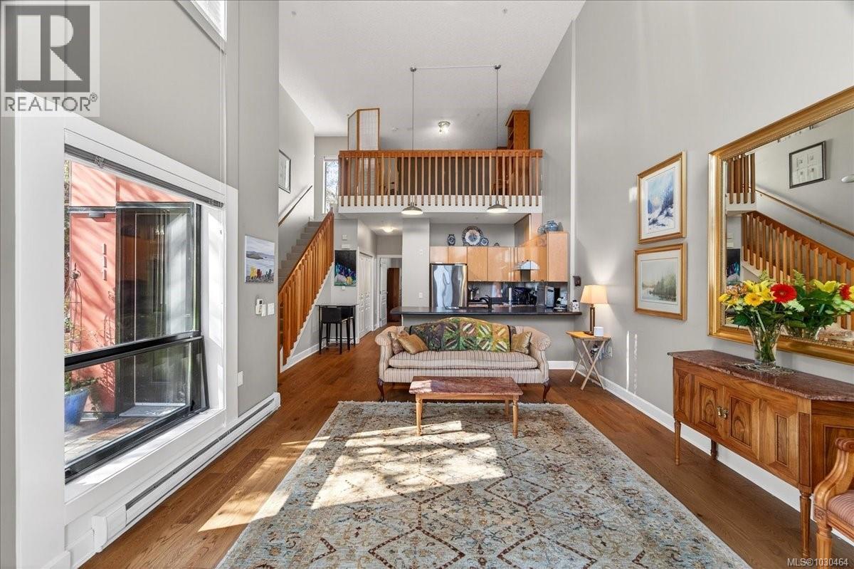 111 880 Short St, Saanich