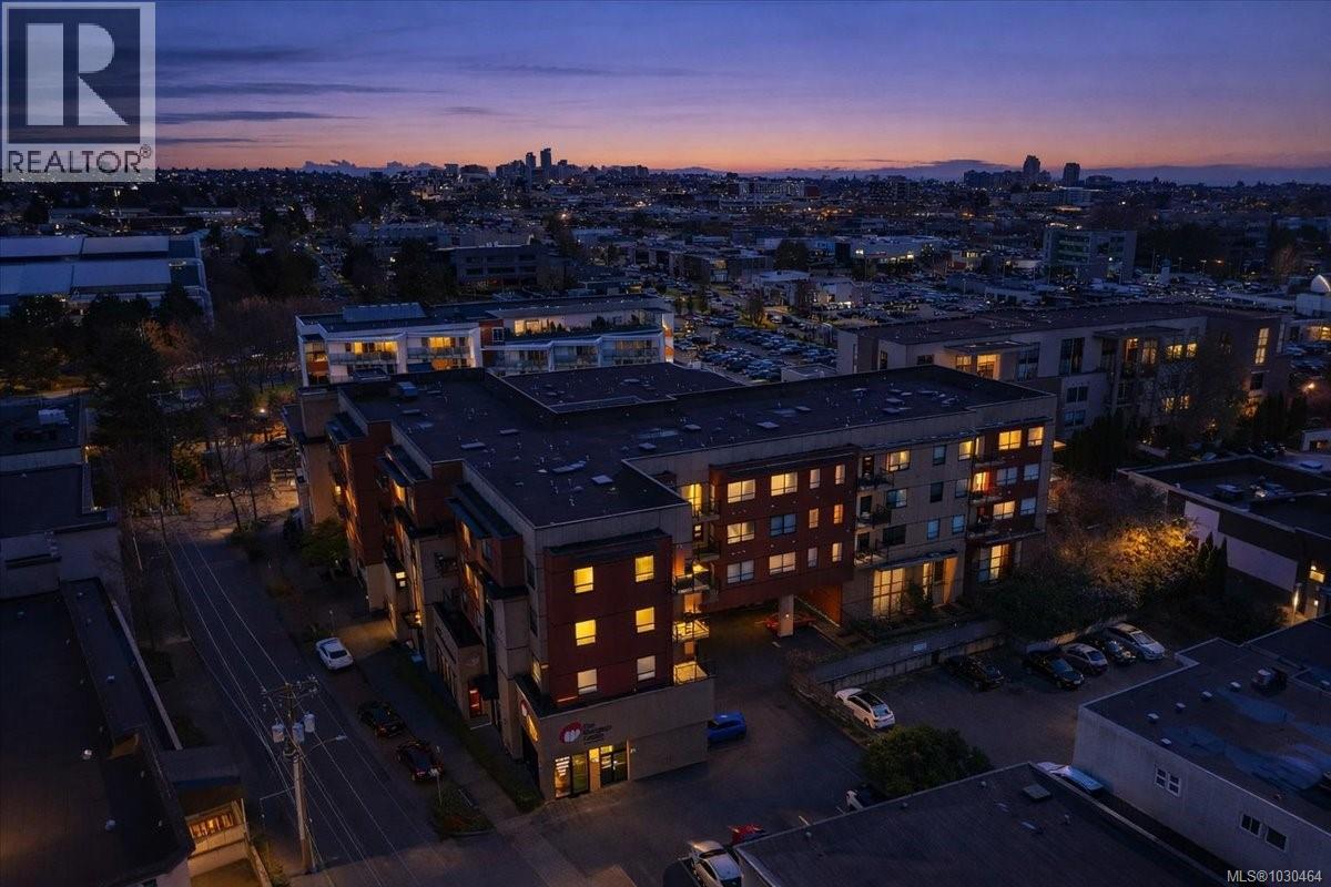 111 880 Short St, Saanich