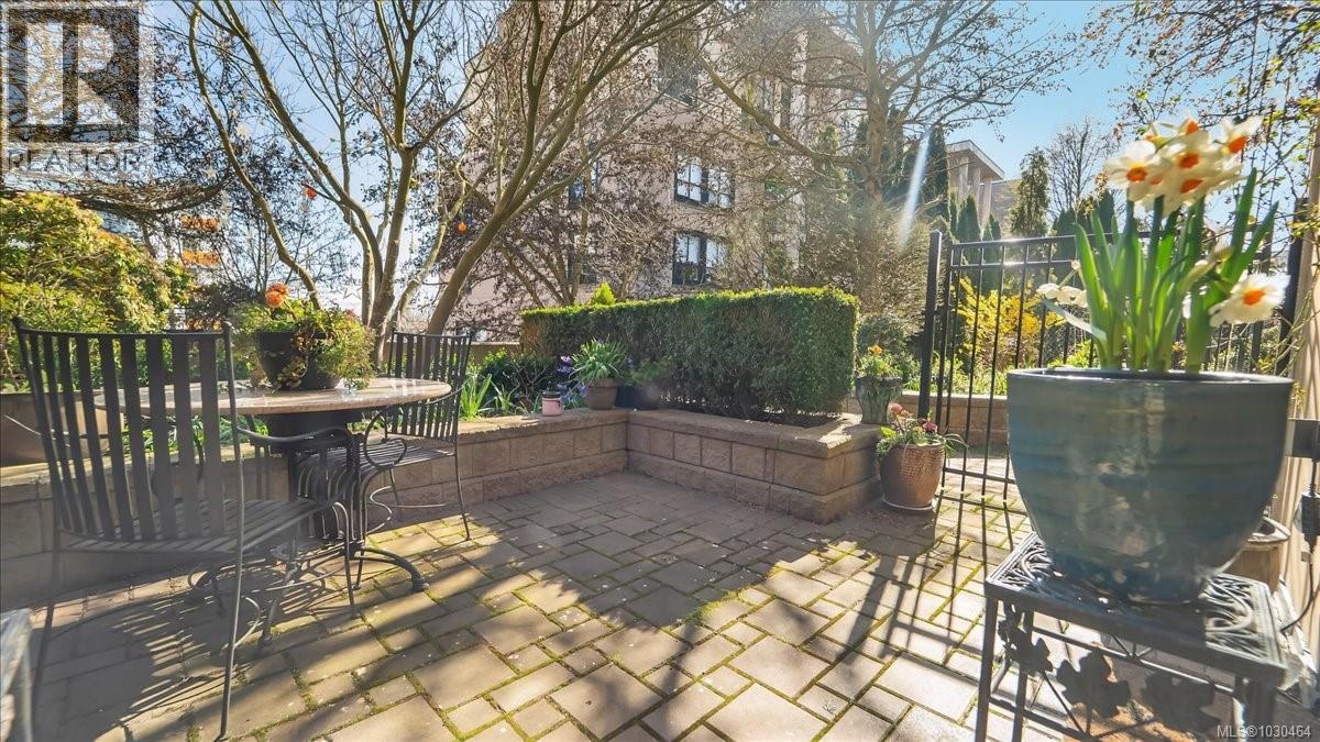 111 880 Short St, Saanich