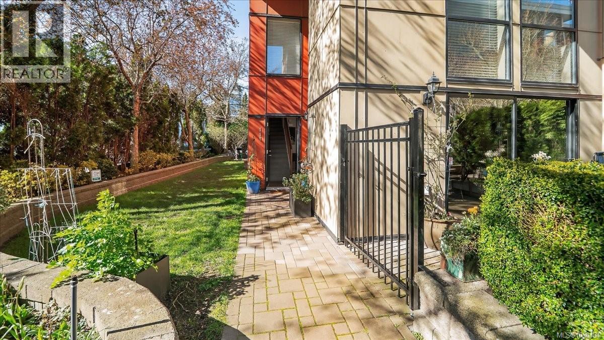 111 880 Short St, Saanich