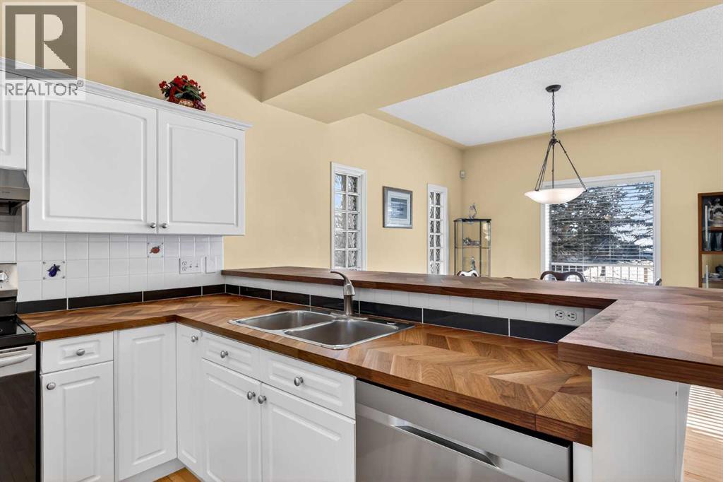 Single Family House for Sale in  Country Hills Gardens NW Country Hills Calgary 