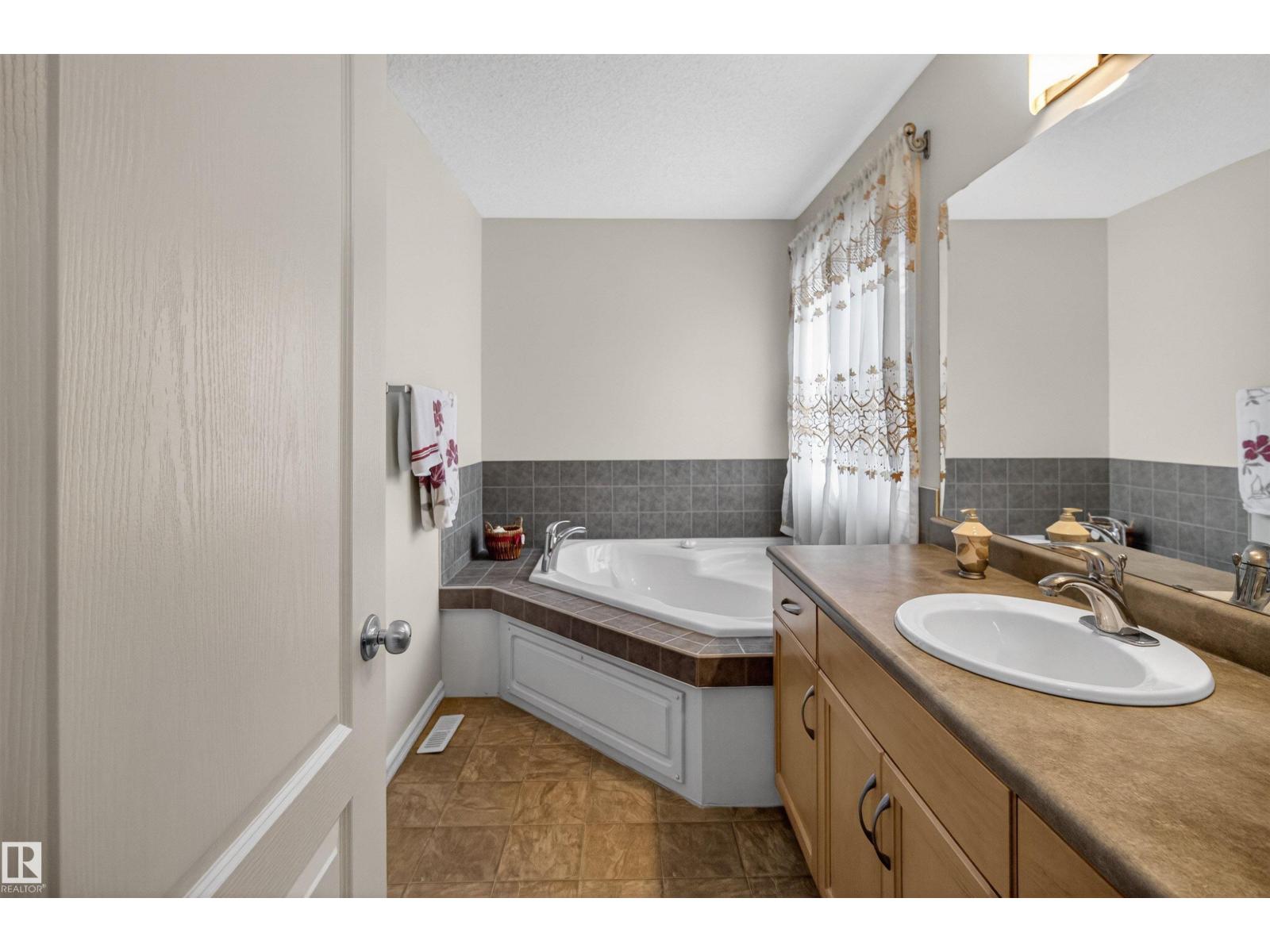 20707 56 AV NW, Edmonton