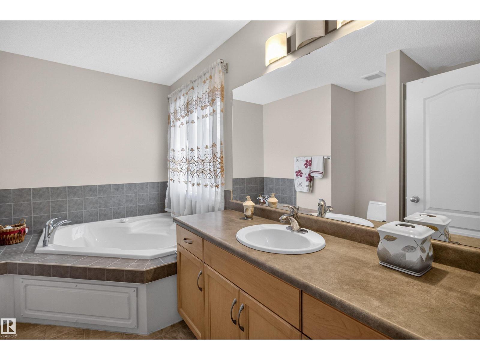 20707 56 AV NW, Edmonton