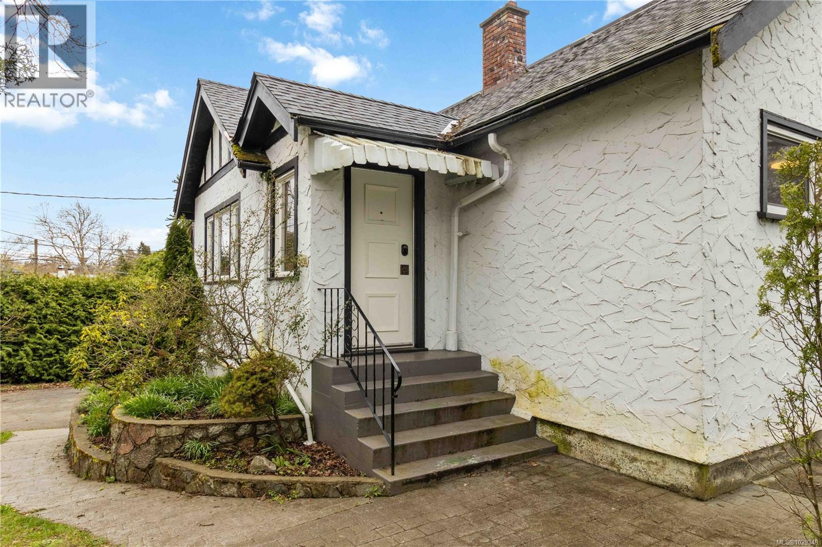  3438 Cook Street, Saanich