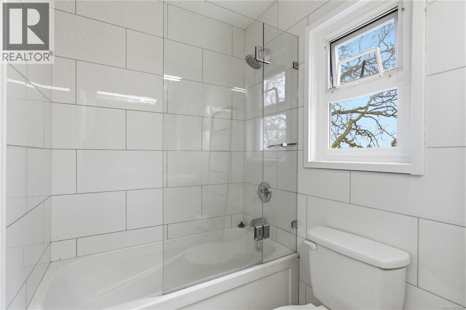  3438 Cook Street, Saanich