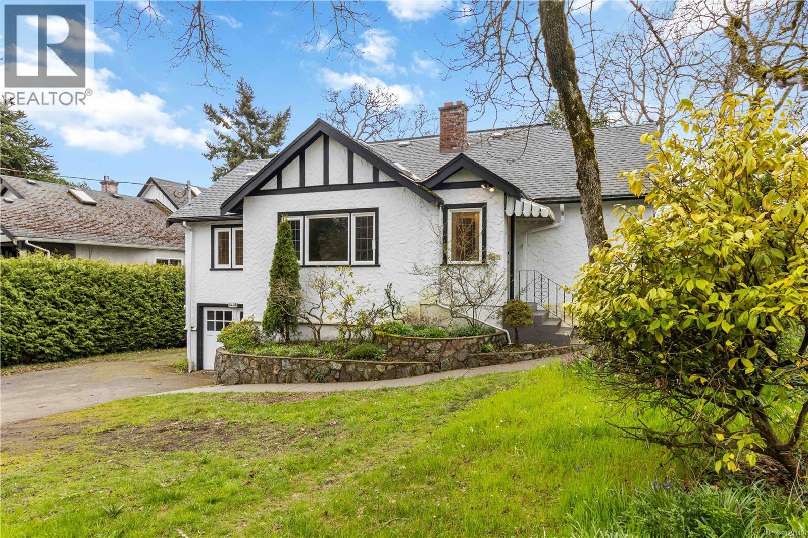  3438 Cook Street, Saanich