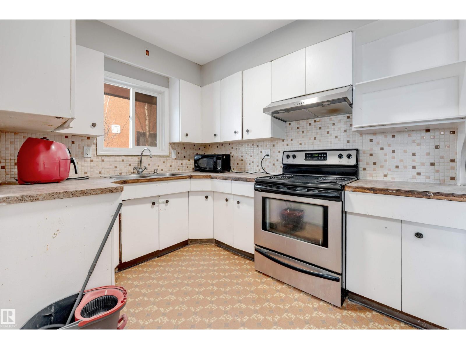 12202 45 ST NW, Edmonton