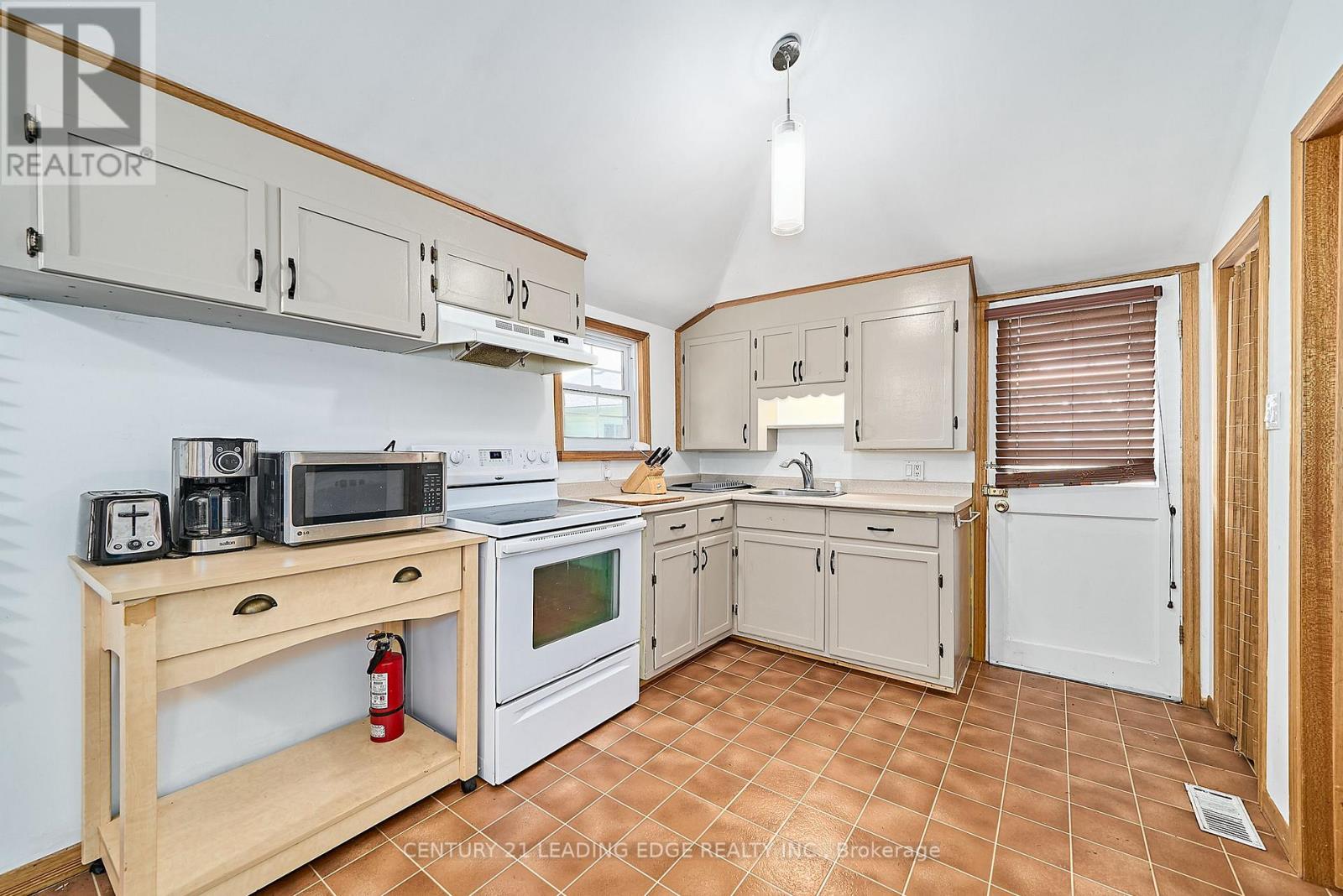 225 ARNOTT DRIVE - 19