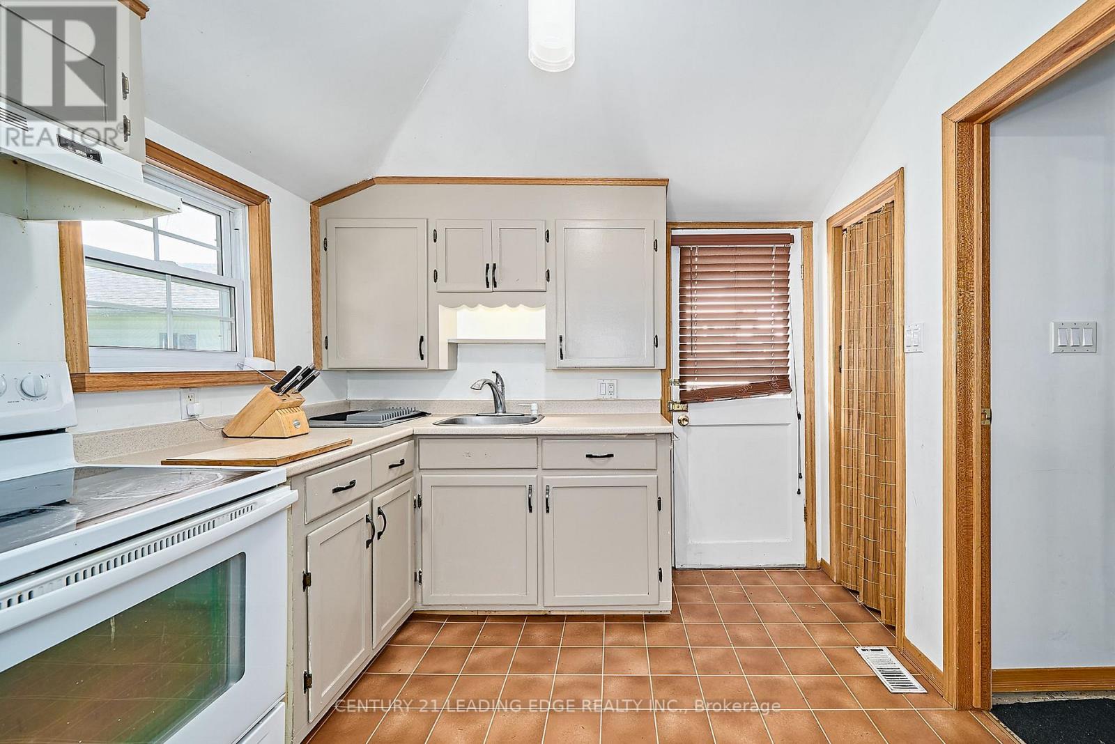225 ARNOTT DRIVE - 20