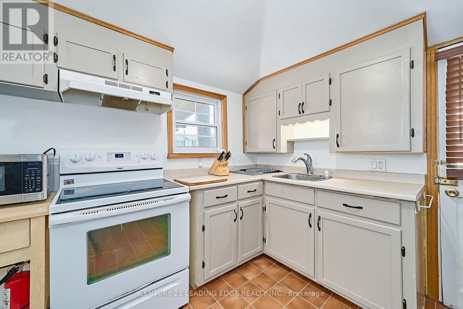 225 ARNOTT DRIVE - 21